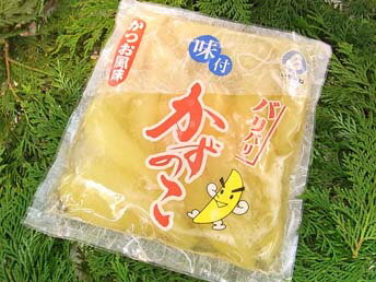 商　品　に　つ　い　て ■名称：味付かずのこ ■内容量：500g（約20本前後） ■原材料：にしんの卵（アメリカ・カナダ）、還元水あめ、醗酵調味料（ぶどう糖、米、アルコール、その他）、たんぱく加水分解物、食塩、砂糖、かつおぶしエキス、調味料（アミノ酸等）、酒精、酸味料、香料、クチナシ色素 ■賞味期限：冷凍：5ヶ月、冷蔵：10日 ※ご家庭の冷凍冷蔵庫は開閉が多く庫内温度が一定しないので賞味期限にかかわらず早めにお召し上がりいただきます様お勧め申し上げます ■配送温度帯：冷凍または冷蔵 単品でのご注文もしくは冷凍品と同梱の場合は冷凍での梱包です。冷蔵商品と同梱の場合冷蔵梱包となることもございますので予めご了承お願い申し上げます ■製造者：株式会社　いちみね 兵庫県神戸市兵庫区本町2-3-38 ■販売者：株式会社　北部三栄 神奈川県川崎市宮前区水沢1-1-1 この品は「冷凍在庫品」ですが「冷蔵品」を同時にご注文の場合は冷蔵品と同梱させて頂く場合がありますので予めご了承下さい。常温品を同時にご注文の場合は追加送料が発生致しますのでご注意下さい。常温商品の同時購入による追加送料が発生した場合は、注文内容を確認後に訂正をさせて頂きますので、当店からのサンクスメールにてご確認下さいます様お願い申し上げます。ご理解ご了承お願い申し上げます。 お届け希望日時のご指定を承ります♪ 上記オレンジ色の日は市場休業日となります ※日時指定はご注文ステップで ご注文ステップ及び備考欄で日時指定が出来ますのでそちらでご指定下さい 指定のない場合は順次発送いたします