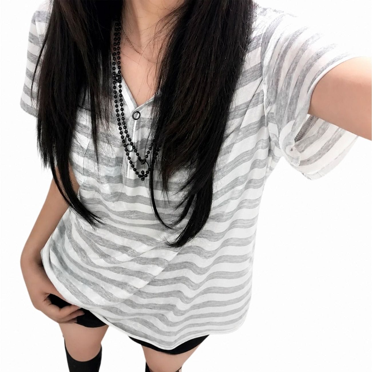 　　　 ◆◇◆売れている秘密◆◇◆ [S] バスト:92 着丈:55 / [M] バスト:96 着丈:56 / [L] バスト:100 着丈:57 / [XL] バスト:104 着丈:58 【ボーダー柄のおしゃれなデザイン】レトロで独特な雰囲気を醸し出すボーダー tシャツは、シンプルながらも個性が光る一枚です。カジュアルでありながらも、トレンドのサブカル ファッションを取り入れたスタイリングが簡単に完成します。日常のコーディネートに新鮮なアクセントを加え、周りと差がつくおしゃれを楽しめます。 【夏に嬉しい薄手の着心地】通気性に優れた薄手 カットソー素材を使用しており、暑い季節でも快適に過ごせます。フード付きの半袖 パーカーデザインは、首元に適度なボリュームを与えつつ、全体をすっきりと見せてくれます。軽やかに纏える夏服 レディーストップスとして、ワードローブに欠かせない一枚です。 【毎日のコーディネートが楽しくなる】程よいゆとりがあるシルエットのレディース tシャツなので、体型カバーを叶えつつリラックスして着用いただけます。デニムパンツやショートパンツなど、様々なボトムスと相性が良く、合わせるアイテムによって多様な表情を見せるカジュアル トップスです。 【お手入れが簡単で長く愛用できる】ご自宅での洗濯が可能で、乾きやすく型崩れしにくい工夫が施された半袖tシャツです。丁寧な仕立てにより、日常使いで繰り返し着用してもヨレにくく、長くご愛用いただけます。デイリーユースにぴったりのタフさと、肌馴染みの良さを兼ね備えた優れた仕上がりです。 　　　◆◇◆注意事項◆◇◆ご覧のモニターの環境、撮影環境により実物と色味が異なって見える場合がございます。湿った状態で他のものと擦り合わせると色が移る恐れがあります。濃色品の洗濯時は、白色、淡色と分けて洗ってください。説明 【商品紹介】 ◆[S] バスト:92 着丈:55 / [M] バスト:96 着丈:56 / [L] バスト:100 着丈:57 / [XL] バスト:104 着丈:58 ◆【ボーダー柄のおしゃれなデザイン】レトロで独特な雰囲気を醸し出すボーダー tシャツは、シンプルながらも個性が光る一枚です。カジュアルでありながらも、トレンドのサブカル ファッションを取り入れたスタイリングが簡単に完成します。日常のコーディネートに新鮮なアクセントを加え、周りと差がつくおしゃれを楽しめます。 ◆【夏に嬉しい薄手の着心地】通気性に優れた薄手 カットソー素材を使用しており、暑い季節でも快適に過ごせます。フード付きの半袖 パーカーデザインは、首元に適度なボリュームを与えつつ、全体をすっきりと見せてくれます。軽やかに纏える夏服 レディーストップスとして、ワードローブに欠かせない一枚です。 ◆【毎日のコーディネートが楽しくなる】程よいゆとりがあるシルエットのレディース tシャツなので、体型カバーを叶えつつリラックスして着用いただけます。デニムパンツやショートパンツなど、様々なボトムスと相性が良く、合わせるアイテムによって多様な表情を見せるカジュアル トップスです。 ◆【お手入れが簡単で長く愛用できる】ご自宅での洗濯が可能で、乾きやすく型崩れしにくい工夫が施された半袖tシャツです。丁寧な仕立てにより、日常使いで繰り返し着用してもヨレにくく、長くご愛用いただけます。デイリーユースにぴったりのタフさと、肌馴染みの良さを兼ね備えた優れた仕上がりです。 【洗濯の注意事項】 ★洗濯機洗い可/手洗い可