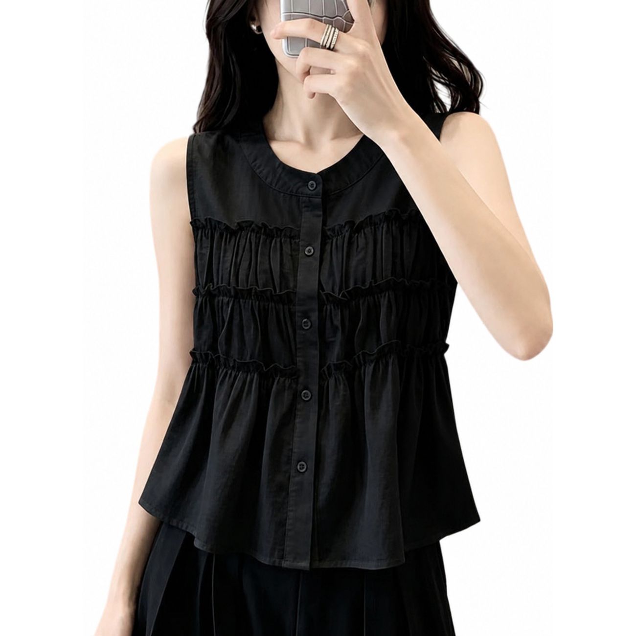 　　　 ◆◇◆売れている秘密◆◇◆ [M] バスト:76 着丈:57 / [L] バスト:80 着丈:58 / [XL] バスト:84 着丈:59 / [2XL] バスト:88 着丈:60 【大人可愛いフリルデザイン】胸元にあしらわれた繊細なフリルが華やかな印象を与えるノースリーブ ブラウスです。甘すぎない上品なフリル トップスは、カジュアルからフェミニンまで幅広い夏のレディースファッションに調和し、身に着けるだけでコーディネートをパッと明るく演出します。 【すっきり美ラインで体型カバー】ふわっと広がる裾のデザインが気になるお腹まわりをやさしく覆うレディース トップスです。風通りが良く締め付け感のないノースリーブ シャツは、スマートなシルエットを作り出します。おしゃれを楽しみながら自然にスタイルアップしたい方にぴったりの体型カバー 服です。 【爽やかで涼しい着用感】軽やかで肌馴染みの良い素材を採用し、汗ばむ季節も爽やかに過ごせる夏服 レディースアイテムです。シンプルな無地 ブラウスなので、デニムやスラックス、スカートなど様々なボトムスと相性が良く、毎日の通勤から休日のお出かけ トップスとして大活躍します。 【丁寧な仕立てと簡単お手入れ】細部の縫製までこだわって作られたノースリーブ トップスは、自宅でのお手入れも簡単で型崩れしにくいのが特徴です。普段使いしやすいカジュアル シャツでありながら、きちんとした印象もキープできるため、日常のワードローブに一枚あると心強いきれいめ ブラウスです。 　　　◆◇◆注意事項◆◇◆ご覧のモニターの環境、撮影環境により実物と色味が異なって見える場合がございます。湿った状態で他のものと擦り合わせると色が移る恐れがあります。濃色品の洗濯時は、白色、淡色と分けて洗ってください。説明 【商品紹介】 ◆[M] バスト:76 着丈:57 / [L] バスト:80 着丈:58 / [XL] バスト:84 着丈:59 / [2XL] バスト:88 着丈:60 ◆【大人可愛いフリルデザイン】胸元にあしらわれた繊細なフリルが華やかな印象を与えるノースリーブ ブラウスです。甘すぎない上品なフリル トップスは、カジュアルからフェミニンまで幅広い夏のレディースファッションに調和し、身に着けるだけでコーディネートをパッと明るく演出します。 ◆【すっきり美ラインで体型カバー】ふわっと広がる裾のデザインが気になるお腹まわりをやさしく覆うレディース トップスです。風通りが良く締め付け感のないノースリーブ シャツは、スマートなシルエットを作り出します。おしゃれを楽しみながら自然にスタイルアップしたい方にぴったりの体型カバー 服です。 ◆【爽やかで涼しい着用感】軽やかで肌馴染みの良い素材を採用し、汗ばむ季節も爽やかに過ごせる夏服 レディースアイテムです。シンプルな無地 ブラウスなので、デニムやスラックス、スカートなど様々なボトムスと相性が良く、毎日の通勤から休日のお出かけ トップスとして大活躍します。 ◆【丁寧な仕立てと簡単お手入れ】細部の縫製までこだわって作られたノースリーブ トップスは、自宅でのお手入れも簡単で型崩れしにくいのが特徴です。普段使いしやすいカジュアル シャツでありながら、きちんとした印象もキープできるため、日常のワードローブに一枚あると心強いきれいめ ブラウスです。 【洗濯の注意事項】 ★洗濯機洗い可/手洗い可