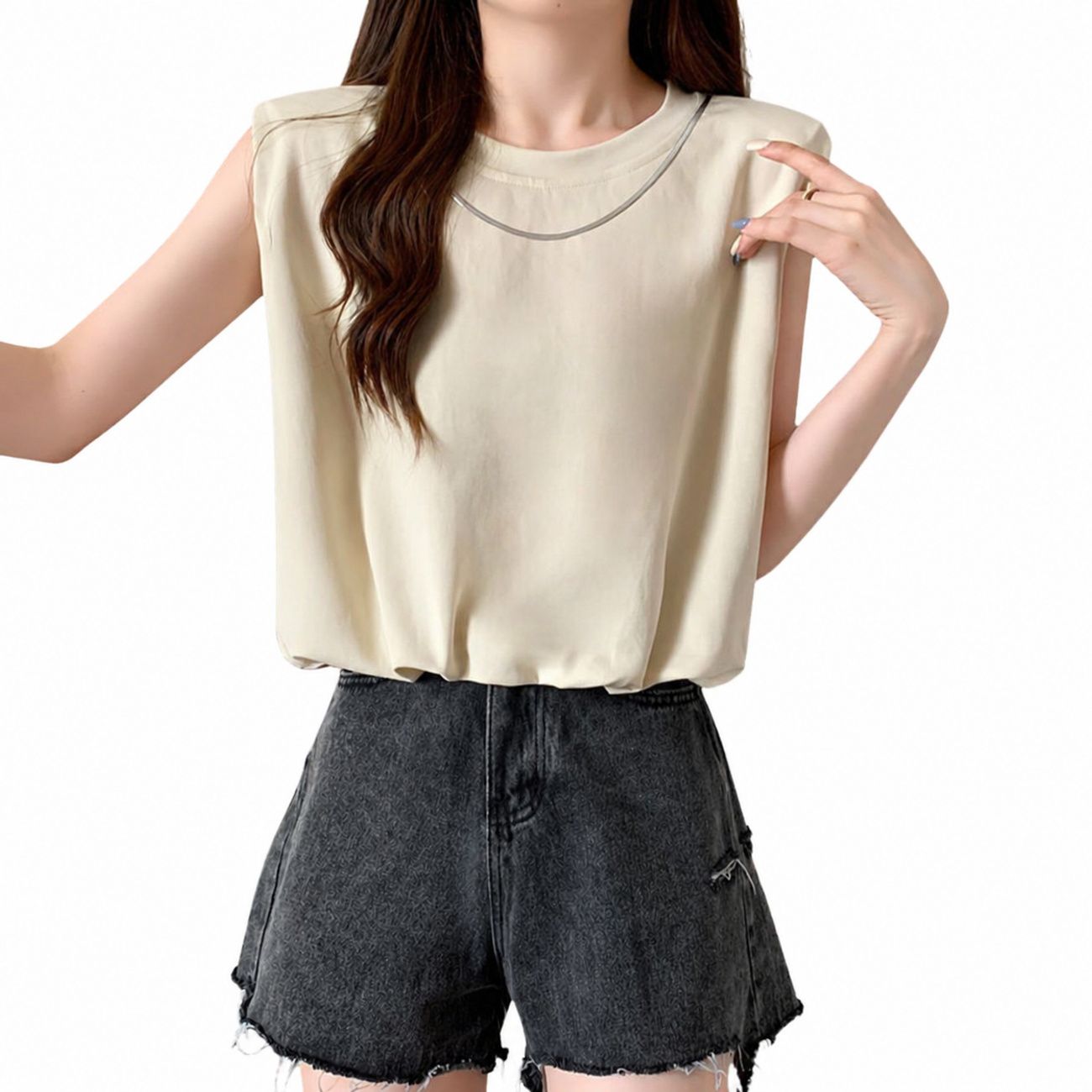 　　　 ◆◇◆売れている秘密◆◇◆ [M] バスト:90 着丈:48 / [L] バスト:94 着丈:49 / [XL] バスト:98 着丈:50 / [2XL] バスト:102 着丈:51 【洗練されたシルエット】無駄を削ぎ落としたミニマルなデザインが、大人の中にあか抜けた印象をプラスします。ノースリーブカットソーのスッキリとしたカットと、絶妙な肩のラインが都会的な雰囲気を演出し、いつもの無地タンクとは一味違う、洗練されたデイリースタイルを叶える頼もしい一枚です。 【理想のラインをキープ】内蔵された肩パッドのデザインが、なで肩や華奢な肩回りの悩みをさりげなくカバー。肩パッド付きトップスで美しい直線的なラインを作ることで、小顔に見える視覚効果も期待でき、タンク上着だけで全体のプロポーションをバランス良く整え、自信の持てる立ち姿へと導きます。 【快適な着心地と着回し力】さらりとした肌触りの素材を採用しており、暑い夏の日でも一日中リラックスして過ごせます。夏用トップスとして一枚で着るのはもちろん、ノースリーブインナーとしてジャケットの下に合わせるのもおすすめ。お出かけからリラックスタイムまで幅広いシーンで重宝します。 【美しさが続くこだわり素材】シワになりにくい性質を持つ滑らかな生地感で、長時間の着用でも綺麗な形をキープします。お手入れが簡単なレディース無地カットソーは、忙しい毎日を過ごす方の強い味方。シワになりにくい服なので、旅行や出張の持ち運びにも便利で、常に清潔感のある装いを維持できます。 　　　◆◇◆注意事項◆◇◆ご覧のモニターの環境、撮影環境により実物と色味が異なって見える場合がございます。湿った状態で他のものと擦り合わせると色が移る恐れがあります。濃色品の洗濯時は、白色、淡色と分けて洗ってください。説明 【商品紹介】 ◆[M] バスト:90 着丈:48 / [L] バスト:94 着丈:49 / [XL] バスト:98 着丈:50 / [2XL] バスト:102 着丈:51 ◆【洗練されたシルエット】無駄を削ぎ落としたミニマルなデザインが、大人の中にあか抜けた印象をプラスします。ノースリーブカットソーのスッキリとしたカットと、絶妙な肩のラインが都会的な雰囲気を演出し、いつもの無地タンクとは一味違う、洗練されたデイリースタイルを叶える頼もしい一枚です。 ◆【理想のラインをキープ】内蔵された肩パッドのデザインが、なで肩や華奢な肩回りの悩みをさりげなくカバー。肩パッド付きトップスで美しい直線的なラインを作ることで、小顔に見える視覚効果も期待でき、タンク上着だけで全体のプロポーションをバランス良く整え、自信の持てる立ち姿へと導きます。 ◆【快適な着心地と着回し力】さらりとした肌触りの素材を採用しており、暑い夏の日でも一日中リラックスして過ごせます。夏用トップスとして一枚で着るのはもちろん、ノースリーブインナーとしてジャケットの下に合わせるのもおすすめ。お出かけからリラックスタイムまで幅広いシーンで重宝します。 ◆【美しさが続くこだわり素材】シワになりにくい性質を持つ滑らかな生地感で、長時間の着用でも綺麗な形をキープします。お手入れが簡単なレディース無地カットソーは、忙しい毎日を過ごす方の強い味方。シワになりにくい服なので、旅行や出張の持ち運びにも便利で、常に清潔感のある装いを維持できます。 【洗濯の注意事項】 ★洗濯機洗い可/手洗い可