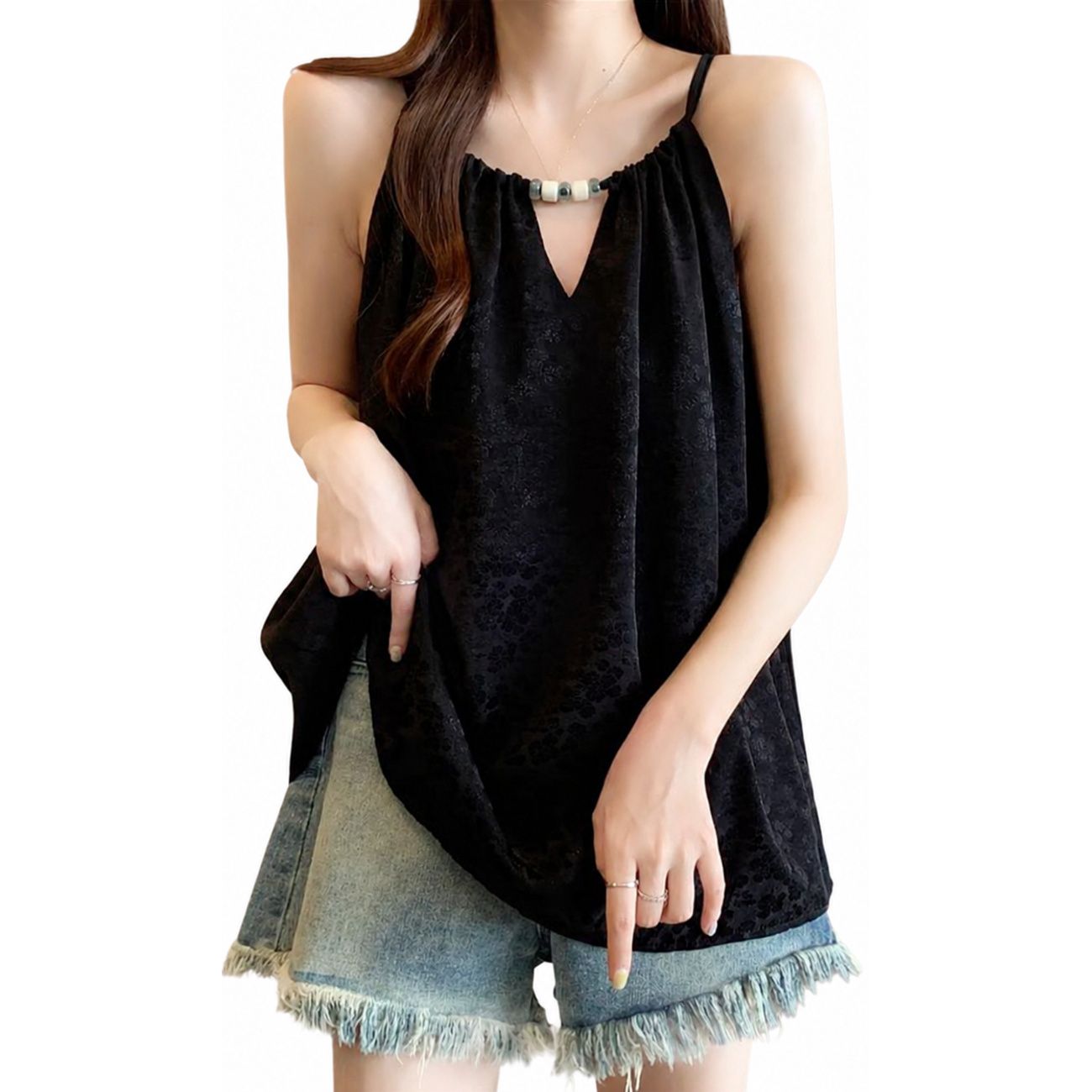 　　　 ◆◇◆売れている秘密◆◇◆ [M] バスト:92 着丈:56 / [L] バスト:96 着丈:57 / [XL] バスト:100 着丈:58 / [2XL] バスト:104 着丈:59 【洗練されたデザイン】胸元に施されたメタルビーズ装飾とVネックが目を引くレディースキャミソールです。シフォン素材の柔らかな落ち感が、上品でミニマルな雰囲気を演出します。ノースリーブの開放的なシルエットは、夏の暑い日でも涼しげで軽やかな印象を周囲に与えてくれる魅力的な一枚です。 【ひんやり快適な着心地】通気性に優れた冷感素材を採用したタンクトップは、汗ばむ季節もさらりと快適に過ごせます。肌に張り付かない質感でリラックス感たっぷりです。シワになりにくいイージーケア仕様により、アイロンの手間を省いて忙しい朝の準備もスムーズに進む、機能性に優れたレディーストップスです。 【体型カバーを叶える】ゆったりとしたシルエットが、気になるお腹周りをさりげなくカバーしてくれる着痩せトップスです。胸元のギャザーデザインが立体感を出しつつ、全体をすっきりと見せてくれます。締め付け感のないストレスフリーな着用感で、デイリーユースからアクティブなシーンまで一日中快適に楽しめます。 【丁寧な仕立てと耐久性】細部までこだわった丁寧な縫製により、長くご愛用いただける無地ブラウスです。型崩れしにくく、自宅でのお手入れも簡単なので毎日のコーディネートに重宝します。シンプルながらもディテールに凝った作りが、大人のカジュアルスタイルに品のある落ち着いた華やかさを添えてくれます。 　　　◆◇◆注意事項◆◇◆ご覧のモニターの環境、撮影環境により実物と色味が異なって見える場合がございます。湿った状態で他のものと擦り合わせると色が移る恐れがあります。濃色品の洗濯時は、白色、淡色と分けて洗ってください。説明 【商品紹介】 ◆[M] バスト:92 着丈:56 / [L] バスト:96 着丈:57 / [XL] バスト:100 着丈:58 / [2XL] バスト:104 着丈:59 ◆【洗練されたデザイン】胸元に施されたメタルビーズ装飾とVネックが目を引くレディースキャミソールです。シフォン素材の柔らかな落ち感が、上品でミニマルな雰囲気を演出します。ノースリーブの開放的なシルエットは、夏の暑い日でも涼しげで軽やかな印象を周囲に与えてくれる魅力的な一枚です。 ◆【ひんやり快適な着心地】通気性に優れた冷感素材を採用したタンクトップは、汗ばむ季節もさらりと快適に過ごせます。肌に張り付かない質感でリラックス感たっぷりです。シワになりにくいイージーケア仕様により、アイロンの手間を省いて忙しい朝の準備もスムーズに進む、機能性に優れたレディーストップスです。 ◆【体型カバーを叶える】ゆったりとしたシルエットが、気になるお腹周りをさりげなくカバーしてくれる着痩せトップスです。胸元のギャザーデザインが立体感を出しつつ、全体をすっきりと見せてくれます。締め付け感のないストレスフリーな着用感で、デイリーユースからアクティブなシーンまで一日中快適に楽しめます。 ◆【丁寧な仕立てと耐久性】細部までこだわった丁寧な縫製により、長くご愛用いただける無地ブラウスです。型崩れしにくく、自宅でのお手入れも簡単なので毎日のコーディネートに重宝します。シンプルながらもディテールに凝った作りが、大人のカジュアルスタイルに品のある落ち着いた華やかさを添えてくれます。 【洗濯の注意事項】 ★洗濯機洗い可/手洗い可