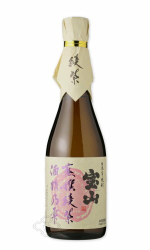 綾紫を味わい尽くす 華やかな香り、抑えた甘みと切れの良さのスッキリ飲みやすい「宝山蒸撰綾紫」。「綾紫」の良さを存分に引き出した芋焼酎です。 「美しい紫の彩りを添える品種」として知られる綾紫（アヤムラサキ）は、濃い赤紫色の皮に、鮮やかな紫色の果肉を持ったお芋。 デンプン量は少ないですが、ポリフェノールの一種であるアントシアニンを豊富に含み、他のお芋にはない華やかな香りを生み出してくれます。 ◆◆◆「宝山蒸撰シリーズ」西酒造◆◆◆ お芋の旨味と品種による個性を引き出した「宝山蒸撰シリーズ」。 「綾紫」、「白豊」、「紅東」そして2021年より「玉茜」がラインナップ入りしリニューアル。 ワインや日本酒でも原料の品種で味わいが変わる、ならば芋焼酎においてもお芋の品種によって様々な味わいが生まれるのではないか、と思いから「宝山蒸撰シリーズ」は誕生しました。ちなみに綾紫の使用はこの時が業界初でした。 ■品名：宝山 蒸撰綾紫 25度 720ml ■蔵元：西酒造（鹿児島県） ■タイプ：芋焼酎 ■原材料：薩摩芋（鹿児島県産綾紫）、米麹（白麹、国産米） ■アルコール：25度 ■保管方法：直射日光を避け、冷暗所保存 ■配送方法：常温便 ■化粧箱：なし ギフト対応（のし包装・ラッピング）には化粧箱のご購入が必要です。