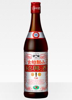 &nbsp;&nbsp;&nbsp;大切なあの方へ。ギフトラッピングはこちらから&nbsp;≫≫≫ 　3年貯蔵原酒を中心にブレンド。シャープなのど越しの人気商品。 　「古越龍山」は中国最大の紹興酒メーカーであり、また甕の貯蔵量も最大で、品質も高く「China top Brand」の称号を持つ中国No.1ブランドです。揚子江流域の厳選された上質なもち米と鑒湖の銘水を使って造られ、甕にて長期にわたり熟成された紹興酒です。中国では政府外交部の指定銘柄として、北京の釣魚台国賓館で国賓接待用に使われています。 ●こちらの商品は通常在庫商品ですが、業務用でも併売しております関係上、まれに品切れやヴィンテージ変更があります。その場合はこちらよりご連絡差し上げます。予めご了承ください。●写真はイメージとなり、ラベルデザインやヴィンテージが異なる場合がございます古越龍山 ●紹興酒とは● 　中国浙江省紹興市でつくられる「紹興老酒」を一般的に紹興酒と呼んでおり、その質の良さから中国を代表するお酒になりました。紹興は上海の南西方に位置し、中国では、「米どころ（もち米）」、「水の都」として有名で、この良質なもち米と、鑒湖の水が紹興酒づくりによい影響を与えています。 紹興酒は若干の製法の違いにより下の4種類に分けられます。 ◆元紅酒（げんこうしゅ）：　基本とされる紹興酒 ◆加飯酒（かはんしゅ）：　元紅酒よりもち米を多く使用する。現在この加飯酒が紹興酒の主流。 ◆善醸酒（ぜんじょうしゅ）：　仕込み水の代わりに元紅酒を用いる。製法としては最も古い。甘みがある。 ◆香雪酒（こうせつしゅ）：　元紅酒を造る過程で、麦麹、アルコールを添加してつくる。甘みの強い酒。 （参考資料：講談社「世界の名酒辞典」、宝酒造HP、永昌源HP）