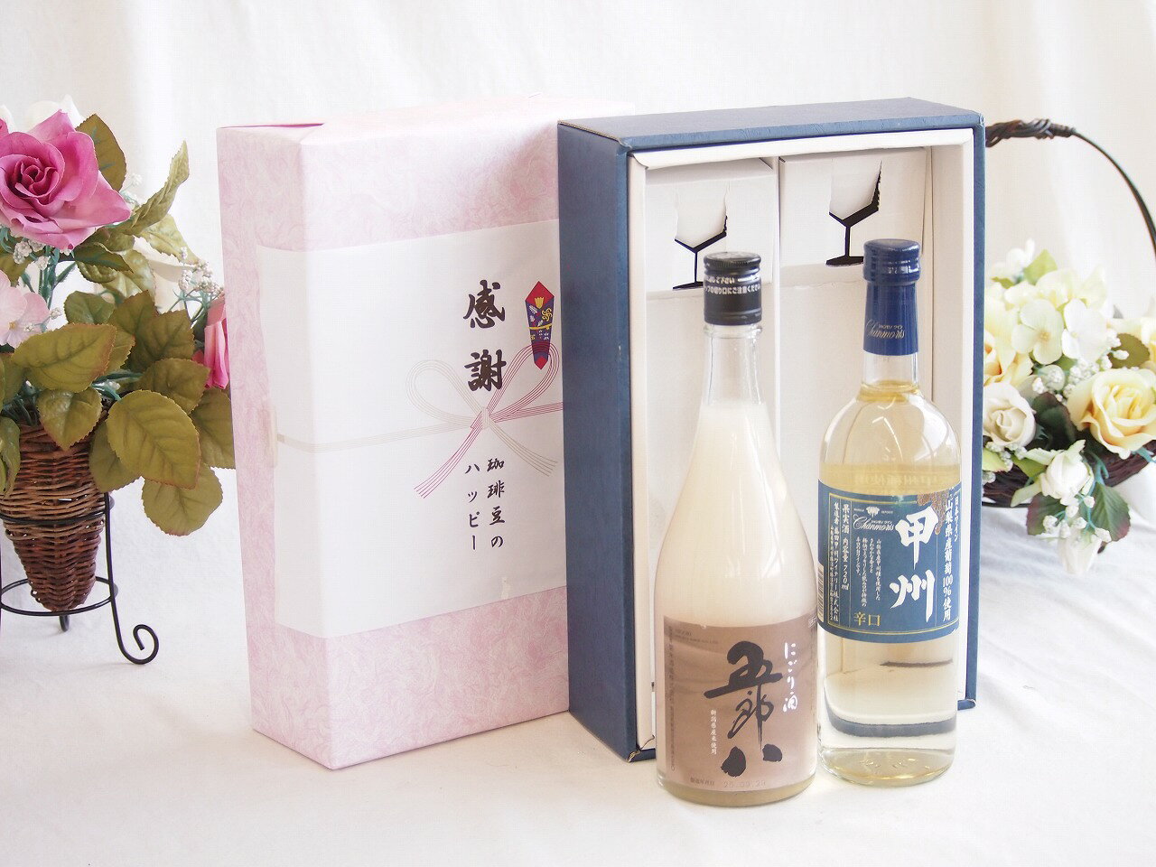 「五郎八（ごろはち）」は、新潟県の菊水酒造が製造している、冬の風物詩とも言える有名なにごり酒です。一言でいうなら、「お米の旨みがギュッと詰まった、食べるように飲むお酒」ですね。主な特徴をまとめました。 質感と味わい ドロッとした濃厚さ:普通のにごり酒よりもさらに粒子が荒く、お米の粒々感を感じるほどの濃厚な口当たりです。 甘口でパンチがある:濃醇で甘口ですが、後味にはキリッとした刺激があります。 高いアルコール度数:一般的な日本酒が15度前後なのに対し、五郎八は21度とかなり高め。口当たりの良さに油断すると、後からガツンとくるタイプです。 おすすめの飲み方 その濃厚さを活かして、いろいろなアレンジが楽しめます。 オン・ザ・ロック:氷が少し溶けてくると、とろみと甘みが和らぎ、飲みやすさがアップします。 ソーダ割り:濃厚すぎるのが苦手な方に。シュワッとした爽快感とお米の甘みが絶妙にマッチします。 牛乳・豆乳割り:意外な組み合わせですが、カルアミルクのようなコクが出てデザート感覚で楽しめます。 相性の良い料理 お酒自体に力強い甘みとコクがあるので、味の濃い料理によく合います。 カキ鍋や土手煮:味噌ベースの濃厚な味に負けません。 漬物や塩辛:塩気のあるものと一緒に飲むと、お酒の甘みがより引き立ちます。 贈り物ギフトセット用として賜らせて頂きます。 熨斗賜ります。（熨斗表書き例：お中元、お歳暮、内祝いなど 　　　お名前例：贈り物本舗じざけや） ギフトカードメッセージ賜ります。感謝の贈り物ボックス お米の旨みがギュッと五郎八と国産ワインセット(山梨県産葡萄100％使用 甲州 辛口白ワイン 辛口(山梨県)720ml菊水酒造五郎八(新潟県)720ml