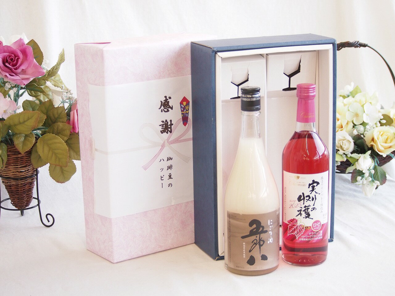 「五郎八（ごろはち）」は、新潟県の菊水酒造が製造している、冬の風物詩とも言える有名なにごり酒です。一言でいうなら、「お米の旨みがギュッと詰まった、食べるように飲むお酒」ですね。主な特徴をまとめました。 質感と味わい ドロッとした濃厚さ:普通のにごり酒よりもさらに粒子が荒く、お米の粒々感を感じるほどの濃厚な口当たりです。 甘口でパンチがある:濃醇で甘口ですが、後味にはキリッとした刺激があります。 高いアルコール度数:一般的な日本酒が15度前後なのに対し、五郎八は21度とかなり高め。口当たりの良さに油断すると、後からガツンとくるタイプです。 おすすめの飲み方 その濃厚さを活かして、いろいろなアレンジが楽しめます。 オン・ザ・ロック:氷が少し溶けてくると、とろみと甘みが和らぎ、飲みやすさがアップします。 ソーダ割り:濃厚すぎるのが苦手な方に。シュワッとした爽快感とお米の甘みが絶妙にマッチします。 牛乳・豆乳割り:意外な組み合わせですが、カルアミルクのようなコクが出てデザート感覚で楽しめます。 相性の良い料理 お酒自体に力強い甘みとコクがあるので、味の濃い料理によく合います。 カキ鍋や土手煮:味噌ベースの濃厚な味に負けません。 漬物や塩辛:塩気のあるものと一緒に飲むと、お酒の甘みがより引き立ちます。 贈り物ギフトセット用として賜らせて頂きます。 熨斗賜ります。（熨斗表書き例：お中元、お歳暮、内祝いなど 　　　お名前例：贈り物本舗じざけや） ギフトカードメッセージ賜ります。感謝の贈り物ボックス お米の旨みがギュッと五郎八と国産ワインセット(実りの収穫 ロゼワイン やや甘口(山梨県)720ml菊水酒造五郎八(新潟県)720ml