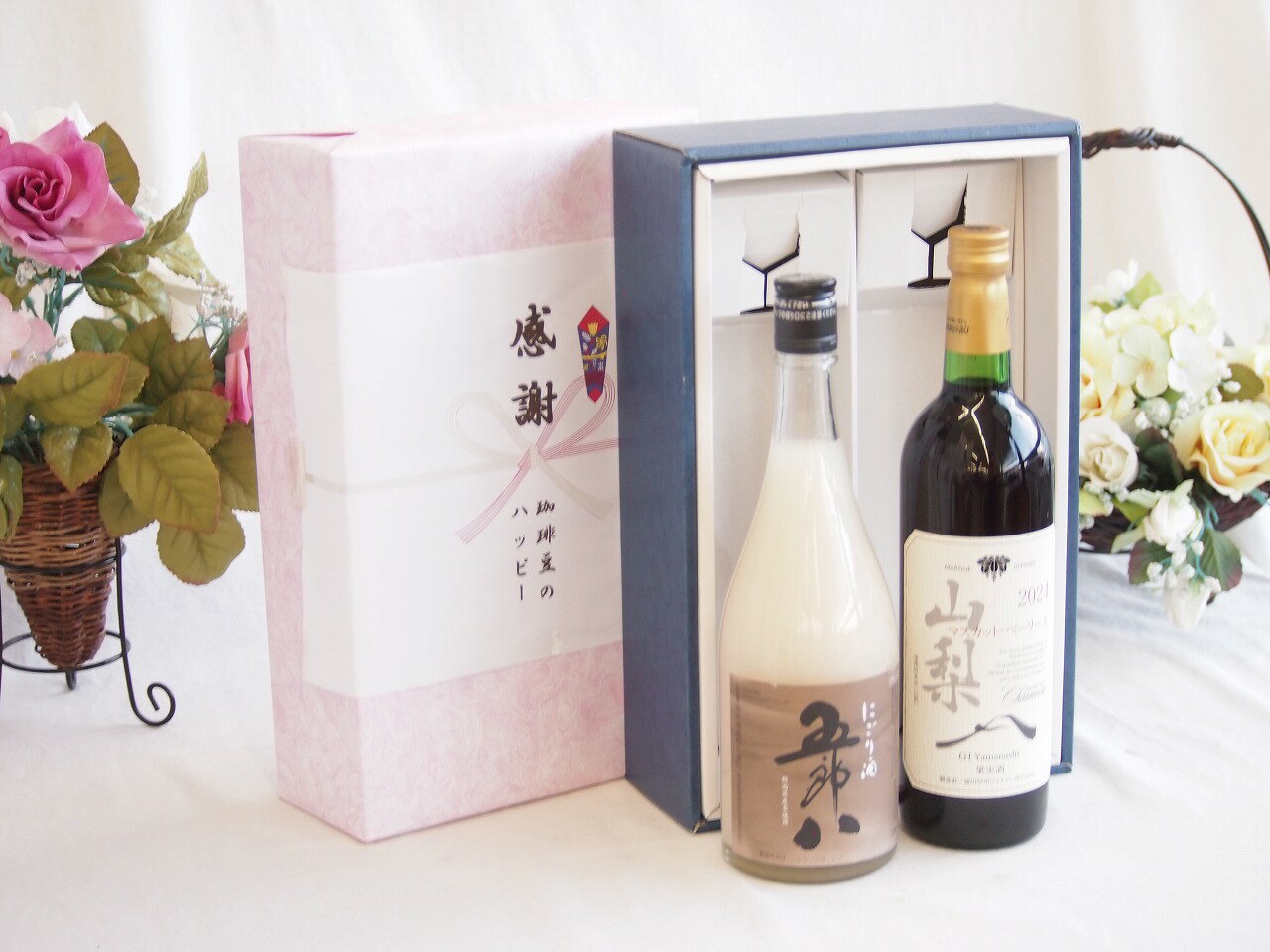 「五郎八（ごろはち）」は、新潟県の菊水酒造が製造している、冬の風物詩とも言える有名なにごり酒です。一言でいうなら、「お米の旨みがギュッと詰まった、食べるように飲むお酒」ですね。主な特徴をまとめました。 質感と味わい ドロッとした濃厚さ:普通のにごり酒よりもさらに粒子が荒く、お米の粒々感を感じるほどの濃厚な口当たりです。 甘口でパンチがある:濃醇で甘口ですが、後味にはキリッとした刺激があります。 高いアルコール度数:一般的な日本酒が15度前後なのに対し、五郎八は21度とかなり高め。口当たりの良さに油断すると、後からガツンとくるタイプです。 おすすめの飲み方 その濃厚さを活かして、いろいろなアレンジが楽しめます。 オン・ザ・ロック:氷が少し溶けてくると、とろみと甘みが和らぎ、飲みやすさがアップします。 ソーダ割り:濃厚すぎるのが苦手な方に。シュワッとした爽快感とお米の甘みが絶妙にマッチします。 牛乳・豆乳割り:意外な組み合わせですが、カルアミルクのようなコクが出てデザート感覚で楽しめます。 相性の良い料理 お酒自体に力強い甘みとコクがあるので、味の濃い料理によく合います。 カキ鍋や土手煮:味噌ベースの濃厚な味に負けません。 漬物や塩辛:塩気のあるものと一緒に飲むと、お酒の甘みがより引き立ちます。 贈り物ギフトセット用として賜らせて頂きます。 熨斗賜ります。（熨斗表書き例：お中元、お歳暮、内祝いなど 　　　お名前例：贈り物本舗じざけや） ギフトカードメッセージ賜ります。感謝の贈り物ボックス お米の旨みがギュッと五郎八と国産ワインセット(山梨 マスカットベーリーA 赤ワイン 重口(山梨県)750ml菊水酒造五郎八(新潟県)720ml