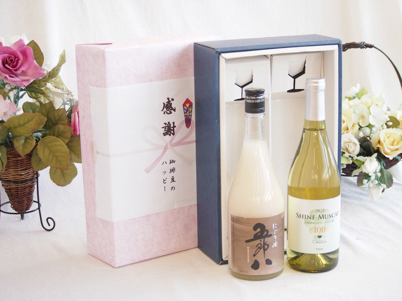 「五郎八（ごろはち）」は、新潟県の菊水酒造が製造している、冬の風物詩とも言える有名なにごり酒です。一言でいうなら、「お米の旨みがギュッと詰まった、食べるように飲むお酒」ですね。主な特徴をまとめました。 質感と味わい ドロッとした濃厚さ:普通のにごり酒よりもさらに粒子が荒く、お米の粒々感を感じるほどの濃厚な口当たりです。 甘口でパンチがある:濃醇で甘口ですが、後味にはキリッとした刺激があります。 高いアルコール度数:一般的な日本酒が15度前後なのに対し、五郎八は21度とかなり高め。口当たりの良さに油断すると、後からガツンとくるタイプです。 おすすめの飲み方 その濃厚さを活かして、いろいろなアレンジが楽しめます。 オン・ザ・ロック:氷が少し溶けてくると、とろみと甘みが和らぎ、飲みやすさがアップします。 ソーダ割り:濃厚すぎるのが苦手な方に。シュワッとした爽快感とお米の甘みが絶妙にマッチします。 牛乳・豆乳割り:意外な組み合わせですが、カルアミルクのようなコクが出てデザート感覚で楽しめます。 相性の良い料理 お酒自体に力強い甘みとコクがあるので、味の濃い料理によく合います。 カキ鍋や土手煮:味噌ベースの濃厚な味に負けません。 漬物や塩辛:塩気のあるものと一緒に飲むと、お酒の甘みがより引き立ちます。 贈り物ギフトセット用として賜らせて頂きます。 熨斗賜ります。（熨斗表書き例：お中元、お歳暮、内祝いなど 　　　お名前例：贈り物本舗じざけや） ギフトカードメッセージ賜ります。感謝の贈り物ボックス お米の旨みがギュッと五郎八と国産ワインセット(シャインマスカット100白ワイン やや甘口(山梨県)750ml菊水酒造五郎八(新潟県)720ml