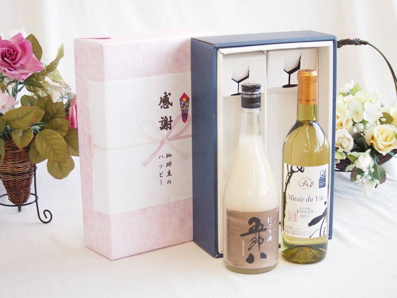 「五郎八（ごろはち）」は、新潟県の菊水酒造が製造している、冬の風物詩とも言える有名なにごり酒です。一言でいうなら、「お米の旨みがギュッと詰まった、食べるように飲むお酒」ですね。主な特徴をまとめました。 質感と味わい ドロッとした濃厚さ:普通のにごり酒よりもさらに粒子が荒く、お米の粒々感を感じるほどの濃厚な口当たりです。 甘口でパンチがある:濃醇で甘口ですが、後味にはキリッとした刺激があります。 高いアルコール度数:一般的な日本酒が15度前後なのに対し、五郎八は21度とかなり高め。口当たりの良さに油断すると、後からガツンとくるタイプです。 おすすめの飲み方 その濃厚さを活かして、いろいろなアレンジが楽しめます。 オン・ザ・ロック:氷が少し溶けてくると、とろみと甘みが和らぎ、飲みやすさがアップします。 ソーダ割り:濃厚すぎるのが苦手な方に。シュワッとした爽快感とお米の甘みが絶妙にマッチします。 牛乳・豆乳割り:意外な組み合わせですが、カルアミルクのようなコクが出てデザート感覚で楽しめます。 相性の良い料理 お酒自体に力強い甘みとコクがあるので、味の濃い料理によく合います。 カキ鍋や土手煮:味噌ベースの濃厚な味に負けません。 漬物や塩辛:塩気のあるものと一緒に飲むと、お酒の甘みがより引き立ちます。 贈り物ギフトセット用として賜らせて頂きます。 熨斗賜ります。（熨斗表書き例：お中元、お歳暮、内祝いなど 　　　お名前例：贈り物本舗じざけや） ギフトカードメッセージ賜ります。感謝の贈り物ボックス お米の旨みがギュッと五郎八と国産ワインセット(ミュゼドゥヴァン 善光寺竜眼白ワインやや辛口(長野県) 720ml菊水酒造五郎八(新潟県)720ml