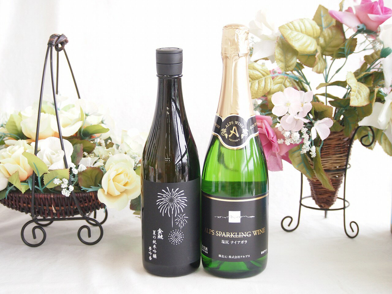 盛田金しゃち酒造が初夏 夏限定で出荷する季節限定酒「金鯱 夏の純米吟醸 夢吟醸」ですね。冬の「しぼっとる」が力強くフレッシュな無ろ過生原酒なのに対し、こちらは蒸し暑い夏にさらりと飲めるよう仕立てられた爽快な一本です。 ### 主な特徴と味わい * **愛知県産酒好適米「夢吟醸」を使用** 愛知県が開発した酒造好適米「夢吟醸（ゆめぎんじょう）」を100%使用しています。すっきりと綺麗な味わいを生み出しやすいお米の特徴がしっかりと活かされています。 * **爽快感重視の軽快な味わい** アルコール度数を少し控えめ（14度?15度ほど）に抑えて調整されており、吟醸ならではの爽やかな香りと、重たさのない軽快でスッキリとした後味が特徴です。 * **夏に映える爽やかなボトルデザイン** 涼しげなブルーのラベルや透明感のあるボトルデザインで、視覚的にも夏らしさを演出しています。 ### おすすめの楽しみ方 キリッと冷やして（5?10℃前後）飲むのがベストです。軽やかで後味がキレイなため、暑い日の晩酌や、酢の物、冷やし鉢、あっさりとした塩味の和食などと合わせるとお互いを引き立て合います。夏の純米吟醸酒と国産ワインセット(塩尻ナイアガラスパークリング白ワインやや甘口(長野県)720ml金鯱 夏の純米吟醸夢吟醸(愛知県)720ml