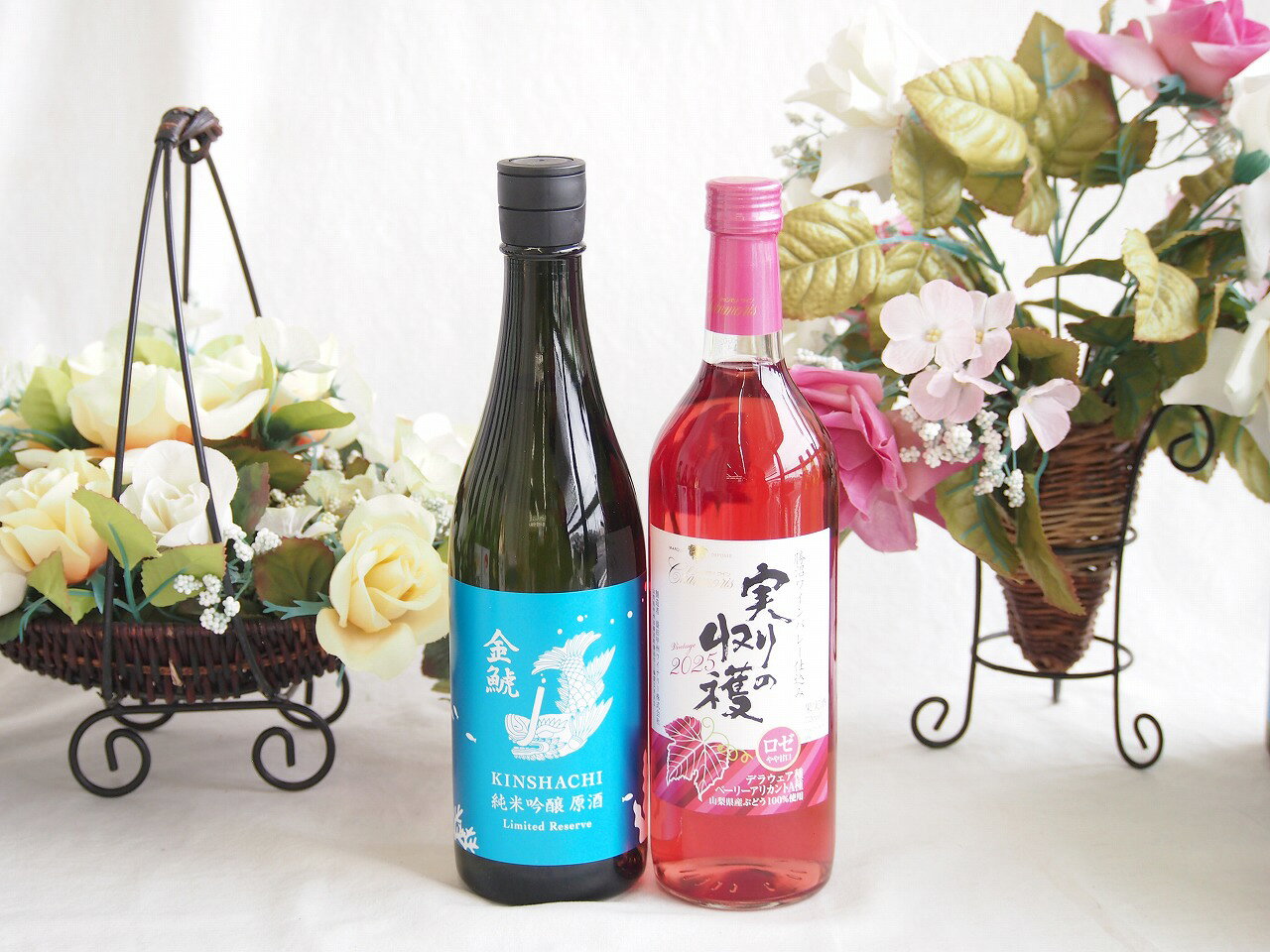 盛田金しゃち酒造が初夏 夏限定で出荷する季節限定酒「金鯱 夏の純米吟醸 夢吟醸」ですね。冬の「しぼっとる」が力強くフレッシュな無ろ過生原酒なのに対し、こちらは蒸し暑い夏にさらりと飲めるよう仕立てられた爽快な一本です。 ### 主な特徴と味わい * **愛知県産酒好適米「夢吟醸」を使用** 愛知県が開発した酒造好適米「夢吟醸（ゆめぎんじょう）」を100%使用しています。すっきりと綺麗な味わいを生み出しやすいお米の特徴がしっかりと活かされています。 * **爽快感重視の軽快な味わい** アルコール度数を少し控えめ（14度?15度ほど）に抑えて調整されており、吟醸ならではの爽やかな香りと、重たさのない軽快でスッキリとした後味が特徴です。 * **夏に映える爽やかなボトルデザイン** 涼しげなブルーのラベルや透明感のあるボトルデザインで、視覚的にも夏らしさを演出しています。 ### おすすめの楽しみ方 キリッと冷やして（5?10℃前後）飲むのがベストです。軽やかで後味がキレイなため、暑い日の晩酌や、酢の物、冷やし鉢、あっさりとした塩味の和食などと合わせるとお互いを引き立て合います。盛田金しゃち酒造が初夏?夏限定で出荷する季節限定酒「金鯱 夏の純米吟醸 夢吟醸」ですね。こちらは蒸し暑い夏にさらりと飲めるよう仕立てられた爽快な一本です。 ### 主な特徴と味わい * **愛知県産酒好適米「夢吟醸」を使用** 愛知県が開発した酒造好適米「夢吟醸（ゆめぎんじょう）」を100%使用しています。すっきりと綺麗な味わいを生み出しやすいお米の特徴がしっかりと活かされています。 * **爽快感重視の軽快な味わい** アルコール度数を少し控えめ（14度?15度ほど）に抑えて調整されており、吟醸ならではの爽やかな香りと、重たさのない軽快でスッキリとした後味が特徴です。 * **夏に映える爽やかなボトルデザイン** 涼しげなブルーのラベルや透明感のあるボトルデザインで、視覚的にも夏らしさを演出しています。 ### おすすめの楽しみ方 キリッと冷やして（5?10℃前後）飲むのがベストです。軽やかで後味がキレイなため、暑い日の晩酌や、酢の物、冷やし鉢、あっさりとした塩味の和食などと合わせるとお互いを引き立て合います。 夏限定ならではのクリアな飲み口が魅力です。