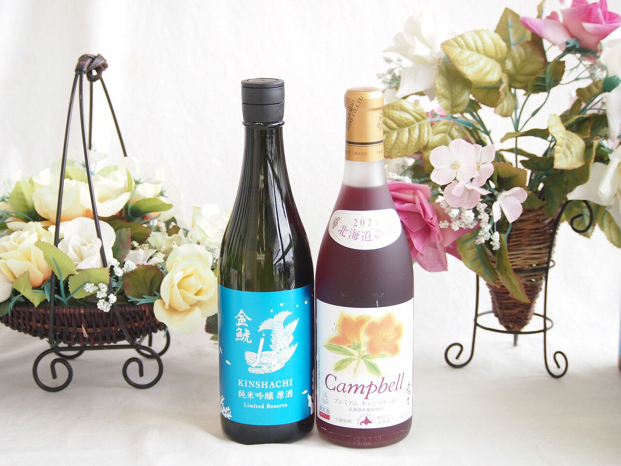 盛田金しゃち酒造が初夏 夏限定で出荷する季節限定酒「金鯱 夏の純米吟醸 夢吟醸」ですね。冬の「しぼっとる」が力強くフレッシュな無ろ過生原酒なのに対し、こちらは蒸し暑い夏にさらりと飲めるよう仕立てられた爽快な一本です。 ### 主な特徴と味わい * **愛知県産酒好適米「夢吟醸」を使用** 愛知県が開発した酒造好適米「夢吟醸（ゆめぎんじょう）」を100%使用しています。すっきりと綺麗な味わいを生み出しやすいお米の特徴がしっかりと活かされています。 * **爽快感重視の軽快な味わい** アルコール度数を少し控えめ（14度?15度ほど）に抑えて調整されており、吟醸ならではの爽やかな香りと、重たさのない軽快でスッキリとした後味が特徴です。 * **夏に映える爽やかなボトルデザイン** 涼しげなブルーのラベルや透明感のあるボトルデザインで、視覚的にも夏らしさを演出しています。 ### おすすめの楽しみ方 キリッと冷やして（5?10℃前後）飲むのがベストです。軽やかで後味がキレイなため、暑い日の晩酌や、酢の物、冷やし鉢、あっさりとした塩味の和食などと合わせるとお互いを引き立て合います。盛田金しゃち酒造が初夏?夏限定で出荷する季節限定酒「金鯱 夏の純米吟醸 夢吟醸」ですね。こちらは蒸し暑い夏にさらりと飲めるよう仕立てられた爽快な一本です。 ### 主な特徴と味わい * **愛知県産酒好適米「夢吟醸」を使用** 愛知県が開発した酒造好適米「夢吟醸（ゆめぎんじょう）」を100%使用しています。すっきりと綺麗な味わいを生み出しやすいお米の特徴がしっかりと活かされています。 * **爽快感重視の軽快な味わい** アルコール度数を少し控えめ（14度?15度ほど）に抑えて調整されており、吟醸ならではの爽やかな香りと、重たさのない軽快でスッキリとした後味が特徴です。 * **夏に映える爽やかなボトルデザイン** 涼しげなブルーのラベルや透明感のあるボトルデザインで、視覚的にも夏らしさを演出しています。 ### おすすめの楽しみ方 キリッと冷やして（5?10℃前後）飲むのがベストです。軽やかで後味がキレイなため、暑い日の晩酌や、酢の物、冷やし鉢、あっさりとした塩味の和食などと合わせるとお互いを引き立て合います。 夏限定ならではのクリアな飲み口が魅力です。