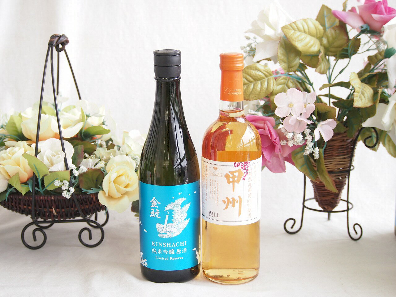 盛田金しゃち酒造が初夏 夏限定で出荷する季節限定酒「金鯱 夏の純米吟醸 夢吟醸」ですね。冬の「しぼっとる」が力強くフレッシュな無ろ過生原酒なのに対し、こちらは蒸し暑い夏にさらりと飲めるよう仕立てられた爽快な一本です。 ### 主な特徴と味わい * **愛知県産酒好適米「夢吟醸」を使用** 愛知県が開発した酒造好適米「夢吟醸（ゆめぎんじょう）」を100%使用しています。すっきりと綺麗な味わいを生み出しやすいお米の特徴がしっかりと活かされています。 * **爽快感重視の軽快な味わい** アルコール度数を少し控えめ（14度?15度ほど）に抑えて調整されており、吟醸ならではの爽やかな香りと、重たさのない軽快でスッキリとした後味が特徴です。 * **夏に映える爽やかなボトルデザイン** 涼しげなブルーのラベルや透明感のあるボトルデザインで、視覚的にも夏らしさを演出しています。 ### おすすめの楽しみ方 キリッと冷やして（5?10℃前後）飲むのがベストです。軽やかで後味がキレイなため、暑い日の晩酌や、酢の物、冷やし鉢、あっさりとした塩味の和食などと合わせるとお互いを引き立て合います。盛田金しゃち酒造が初夏?夏限定で出荷する季節限定酒「金鯱 夏の純米吟醸 夢吟醸」ですね。こちらは蒸し暑い夏にさらりと飲めるよう仕立てられた爽快な一本です。 ### 主な特徴と味わい * **愛知県産酒好適米「夢吟醸」を使用** 愛知県が開発した酒造好適米「夢吟醸（ゆめぎんじょう）」を100%使用しています。すっきりと綺麗な味わいを生み出しやすいお米の特徴がしっかりと活かされています。 * **爽快感重視の軽快な味わい** アルコール度数を少し控えめ（14度?15度ほど）に抑えて調整されており、吟醸ならではの爽やかな香りと、重たさのない軽快でスッキリとした後味が特徴です。 * **夏に映える爽やかなボトルデザイン** 涼しげなブルーのラベルや透明感のあるボトルデザインで、視覚的にも夏らしさを演出しています。 ### おすすめの楽しみ方 キリッと冷やして（5?10℃前後）飲むのがベストです。軽やかで後味がキレイなため、暑い日の晩酌や、酢の物、冷やし鉢、あっさりとした塩味の和食などと合わせるとお互いを引き立て合います。 夏限定ならではのクリアな飲み口が魅力です。