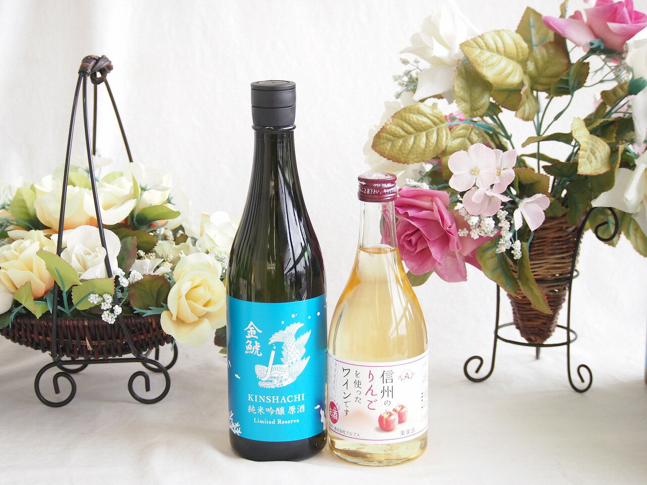 盛田金しゃち酒造が初夏 夏限定で出荷する季節限定酒「金鯱 夏の純米吟醸 夢吟醸」ですね。冬の「しぼっとる」が力強くフレッシュな無ろ過生原酒なのに対し、こちらは蒸し暑い夏にさらりと飲めるよう仕立てられた爽快な一本です。 ### 主な特徴と味わい * **愛知県産酒好適米「夢吟醸」を使用** 愛知県が開発した酒造好適米「夢吟醸（ゆめぎんじょう）」を100%使用しています。すっきりと綺麗な味わいを生み出しやすいお米の特徴がしっかりと活かされています。 * **爽快感重視の軽快な味わい** アルコール度数を少し控えめ（14度?15度ほど）に抑えて調整されており、吟醸ならではの爽やかな香りと、重たさのない軽快でスッキリとした後味が特徴です。 * **夏に映える爽やかなボトルデザイン** 涼しげなブルーのラベルや透明感のあるボトルデザインで、視覚的にも夏らしさを演出しています。 ### おすすめの楽しみ方 キリッと冷やして（5?10℃前後）飲むのがベストです。軽やかで後味がキレイなため、暑い日の晩酌や、酢の物、冷やし鉢、あっさりとした塩味の和食などと合わせるとお互いを引き立て合います。盛田金しゃち酒造が初夏?夏限定で出荷する季節限定酒「金鯱 夏の純米吟醸 夢吟醸」ですね。こちらは蒸し暑い夏にさらりと飲めるよう仕立てられた爽快な一本です。 ### 主な特徴と味わい * **愛知県産酒好適米「夢吟醸」を使用** 愛知県が開発した酒造好適米「夢吟醸（ゆめぎんじょう）」を100%使用しています。すっきりと綺麗な味わいを生み出しやすいお米の特徴がしっかりと活かされています。 * **爽快感重視の軽快な味わい** アルコール度数を少し控えめ（14度?15度ほど）に抑えて調整されており、吟醸ならではの爽やかな香りと、重たさのない軽快でスッキリとした後味が特徴です。 * **夏に映える爽やかなボトルデザイン** 涼しげなブルーのラベルや透明感のあるボトルデザインで、視覚的にも夏らしさを演出しています。 ### おすすめの楽しみ方 キリッと冷やして（5?10℃前後）飲むのがベストです。軽やかで後味がキレイなため、暑い日の晩酌や、酢の物、冷やし鉢、あっさりとした塩味の和食などと合わせるとお互いを引き立て合います。 夏限定ならではのクリアな飲み口が魅力です。