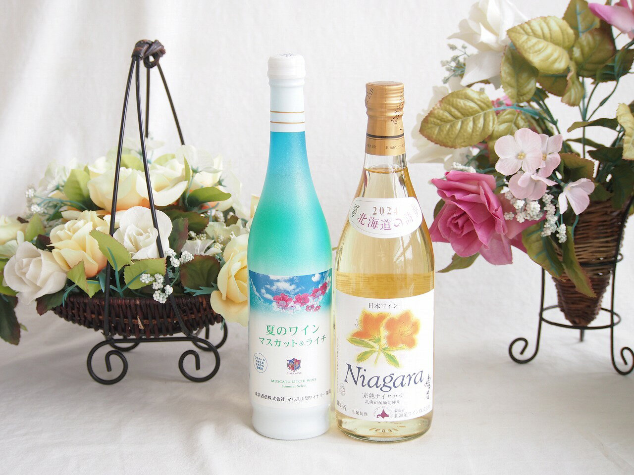 本坊酒造の「マルス山梨ワイナリー」が手がける、夏季限定のとても爽やかな**微発泡白ワイン**です。 夏の青空やエメラルドグリーンの海をイメージしたスタイリッシュなボトルに入っており、見た目からも涼しさを感じられる人気の一本です。具体的な特徴をいくつかご紹介しますね。 ### 1. マスカット×ライチのフルーティーな香りと味わい マスカットのフレッシュでジューシーな果実味に、ライチのエキゾチックで上品な香りが絶妙にマッチしています。味わいは「やや甘口」で、果実の自然な甘みと爽やかな酸味がバランスよく広がります。 ### 2. アルコール度数7%で飲みやすい 一般的なワイン（アルコール度数12?14%ほど）に比べて、7%と低めに抑えられています。お酒があまり強くない方や、普段ワインを飲み慣れていない方でも、ジュース感覚でスイスイ飲めると評判です。 ### 3. 心地よい微発泡 優しくシュワシュワと弾ける炭酸（微発泡）が含まれているため、後味がもたつかずスッキリしています。冷蔵庫で「キリリと冷やす」ことで、夏にぴったりの圧倒的な清涼感を楽しめます。 ### 4. カジュアルに楽しめる500mlサイズ 通常のワインボトル（750ml）よりも少し小ぶりな500mlサイズなので、1?2人で気軽に飲みきれるのもうれしいポイントです。 --- よく冷やして食前酒にしたり、夏の夜のリラックスタイムにデザート感覚で飲むのがおすすめのワインです。夏のワインマスカット＆ライチと国産ワインセット(北海道の詩 完熟ナイヤガラ白ワイン 甘口(北海道)720mlマスカット＆ライチ7度(山梨県)500ml
