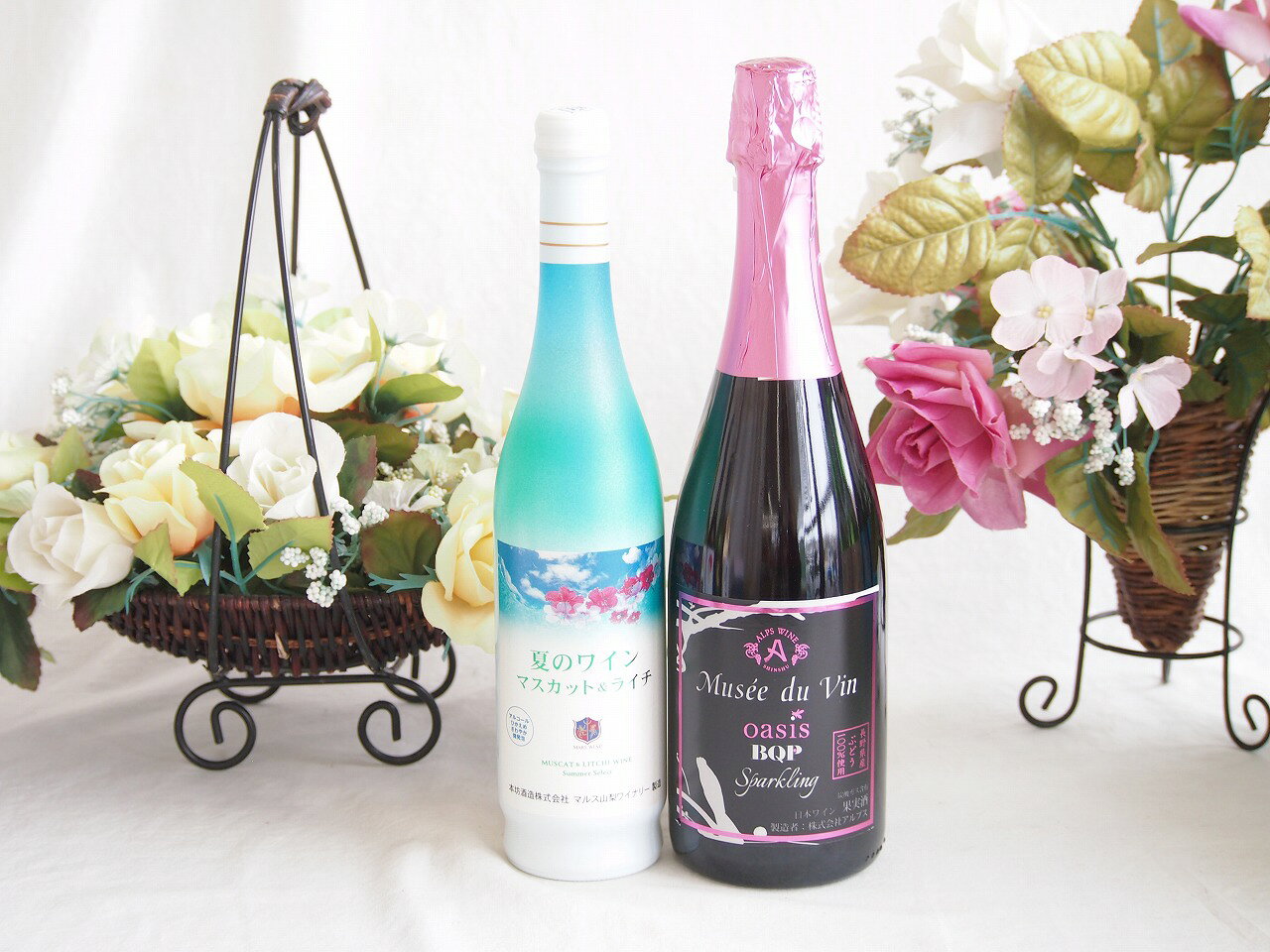 本坊酒造の「マルス山梨ワイナリー」が手がける、夏季限定のとても爽やかな**微発泡白ワイン**です。 夏の青空やエメラルドグリーンの海をイメージしたスタイリッシュなボトルに入っており、見た目からも涼しさを感じられる人気の一本です。具体的な特徴をいくつかご紹介しますね。 ### 1. マスカット×ライチのフルーティーな香りと味わい マスカットのフレッシュでジューシーな果実味に、ライチのエキゾチックで上品な香りが絶妙にマッチしています。味わいは「やや甘口」で、果実の自然な甘みと爽やかな酸味がバランスよく広がります。 ### 2. アルコール度数7%で飲みやすい 一般的なワイン（アルコール度数12?14%ほど）に比べて、7%と低めに抑えられています。お酒があまり強くない方や、普段ワインを飲み慣れていない方でも、ジュース感覚でスイスイ飲めると評判です。 ### 3. 心地よい微発泡 優しくシュワシュワと弾ける炭酸（微発泡）が含まれているため、後味がもたつかずスッキリしています。冷蔵庫で「キリリと冷やす」ことで、夏にぴったりの圧倒的な清涼感を楽しめます。 ### 4. カジュアルに楽しめる500mlサイズ 通常のワインボトル（750ml）よりも少し小ぶりな500mlサイズなので、1?2人で気軽に飲みきれるのもうれしいポイントです。 --- よく冷やして食前酒にしたり、夏の夜のリラックスタイムにデザート感覚で飲むのがおすすめのワインです。夏のワインマスカット＆ライチと国産ワインセット(MdV オアシス ブラッククイーンピンクロゼスパークリングワイン辛口(長野県)750mlマスカット＆ライチ7度(山梨県)500ml