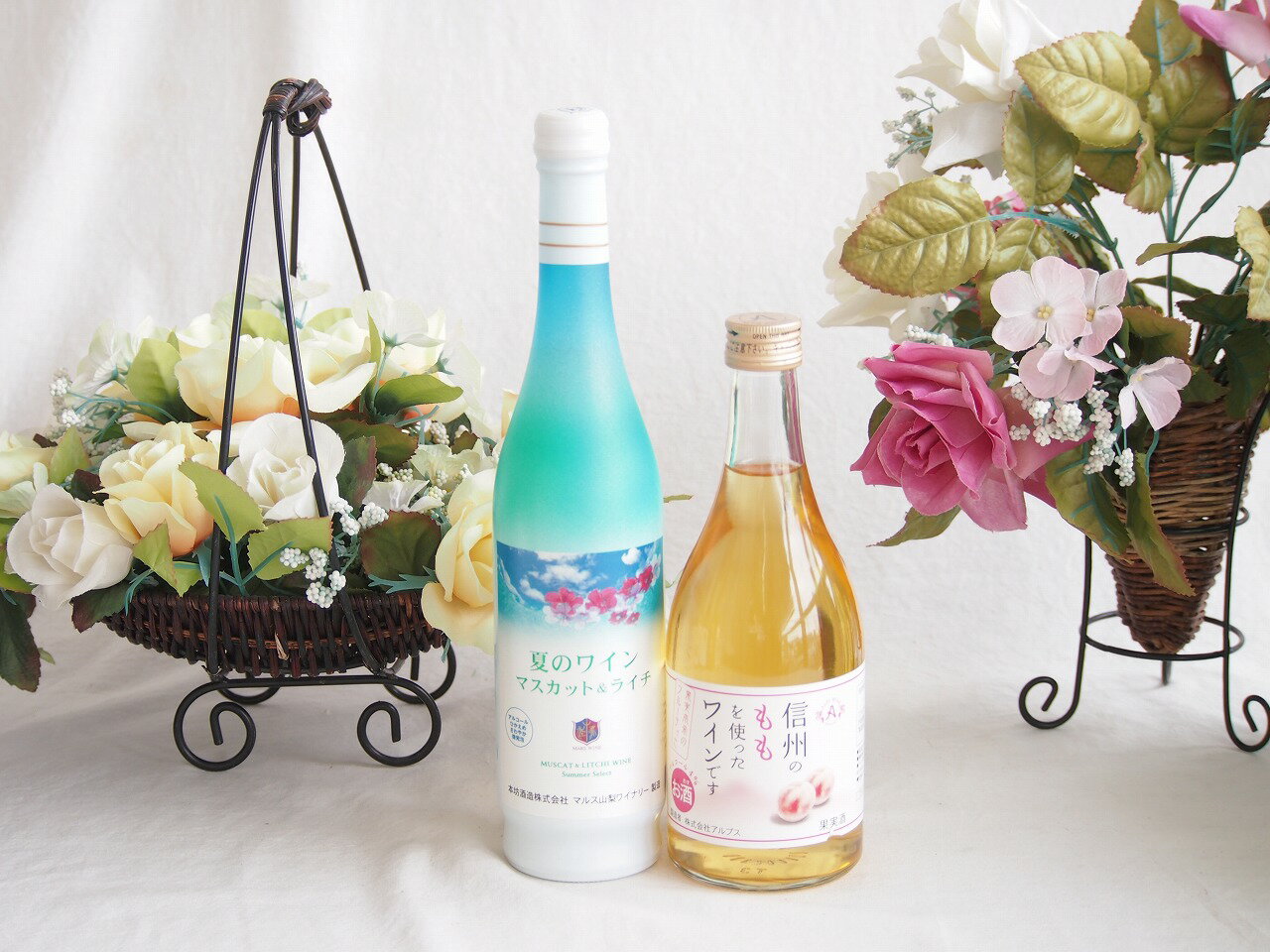 本坊酒造の「マルス山梨ワイナリー」が手がける、夏季限定のとても爽やかな**微発泡白ワイン**です。 夏の青空やエメラルドグリーンの海をイメージしたスタイリッシュなボトルに入っており、見た目からも涼しさを感じられる人気の一本です。具体的な特徴をいくつかご紹介しますね。 ### 1. マスカット×ライチのフルーティーな香りと味わい マスカットのフレッシュでジューシーな果実味に、ライチのエキゾチックで上品な香りが絶妙にマッチしています。味わいは「やや甘口」で、果実の自然な甘みと爽やかな酸味がバランスよく広がります。 ### 2. アルコール度数7%で飲みやすい 一般的なワイン（アルコール度数12?14%ほど）に比べて、7%と低めに抑えられています。お酒があまり強くない方や、普段ワインを飲み慣れていない方でも、ジュース感覚でスイスイ飲めると評判です。 ### 3. 心地よい微発泡 優しくシュワシュワと弾ける炭酸（微発泡）が含まれているため、後味がもたつかずスッキリしています。冷蔵庫で「キリリと冷やす」ことで、夏にぴったりの圧倒的な清涼感を楽しめます。 ### 4. カジュアルに楽しめる500mlサイズ 通常のワインボトル（750ml）よりも少し小ぶりな500mlサイズなので、1?2人で気軽に飲みきれるのもうれしいポイントです。 --- よく冷やして食前酒にしたり、夏の夜のリラックスタイムにデザート感覚で飲むのがおすすめのワインです。夏のワインマスカット＆ライチと国産ワインセット(信州のももを使ったワインです甘口(長野県)500mlマスカット＆ライチ7度(山梨県)500ml