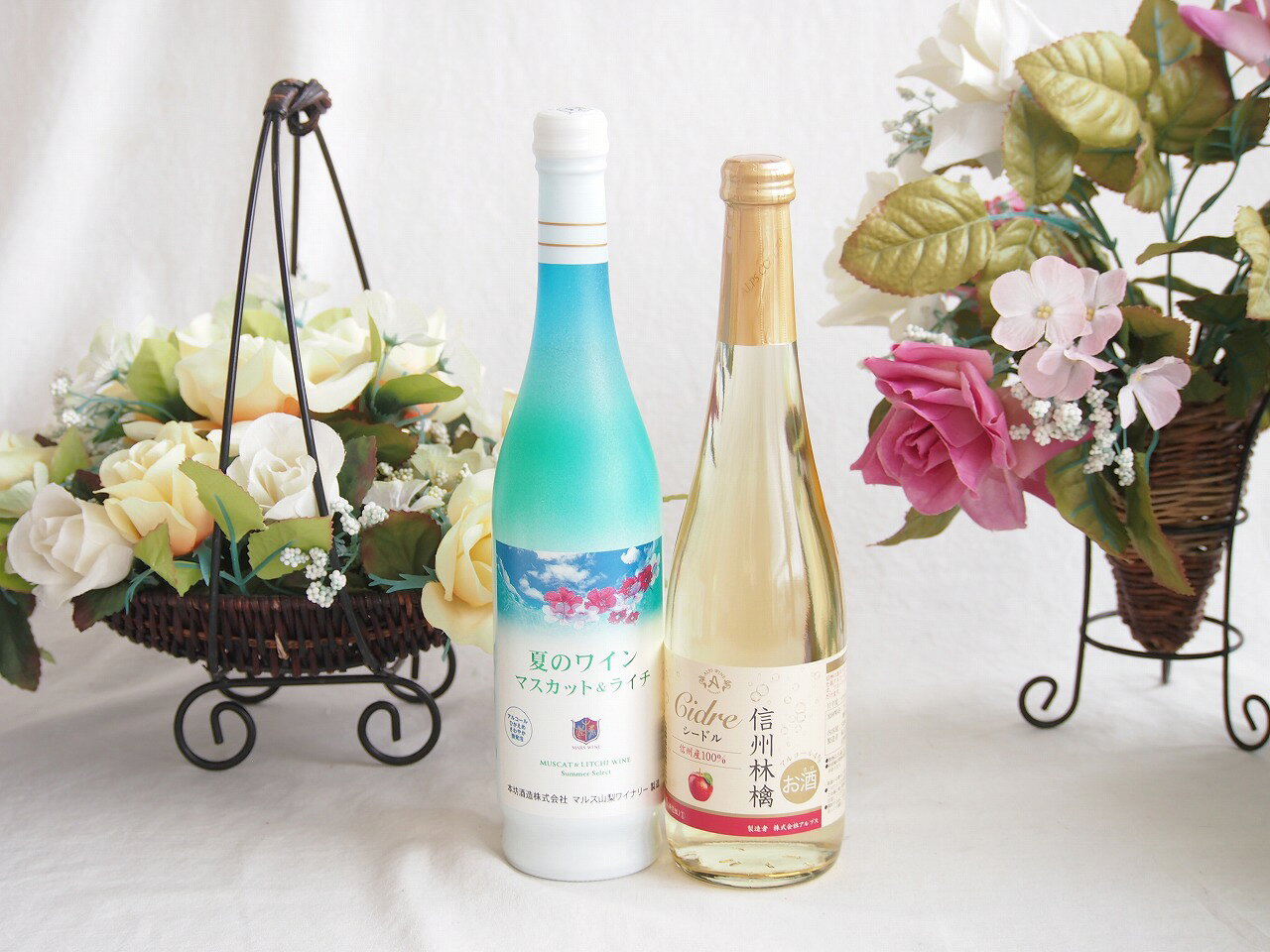 本坊酒造の「マルス山梨ワイナリー」が手がける、夏季限定のとても爽やかな**微発泡白ワイン**です。 夏の青空やエメラルドグリーンの海をイメージしたスタイリッシュなボトルに入っており、見た目からも涼しさを感じられる人気の一本です。具体的な特徴をいくつかご紹介しますね。 ### 1. マスカット×ライチのフルーティーな香りと味わい マスカットのフレッシュでジューシーな果実味に、ライチのエキゾチックで上品な香りが絶妙にマッチしています。味わいは「やや甘口」で、果実の自然な甘みと爽やかな酸味がバランスよく広がります。 ### 2. アルコール度数7%で飲みやすい 一般的なワイン（アルコール度数12?14%ほど）に比べて、7%と低めに抑えられています。お酒があまり強くない方や、普段ワインを飲み慣れていない方でも、ジュース感覚でスイスイ飲めると評判です。 ### 3. 心地よい微発泡 優しくシュワシュワと弾ける炭酸（微発泡）が含まれているため、後味がもたつかずスッキリしています。冷蔵庫で「キリリと冷やす」ことで、夏にぴったりの圧倒的な清涼感を楽しめます。 ### 4. カジュアルに楽しめる500mlサイズ 通常のワインボトル（750ml）よりも少し小ぶりな500mlサイズなので、1?2人で気軽に飲みきれるのもうれしいポイントです。 --- よく冷やして食前酒にしたり、夏の夜のリラックスタイムにデザート感覚で飲むのがおすすめのワインです。夏のワインマスカット＆ライチと国産ワインセット(信州りんごシードルワインやや甘口(長野県)500mlマスカット＆ライチ7度(山梨県)500ml