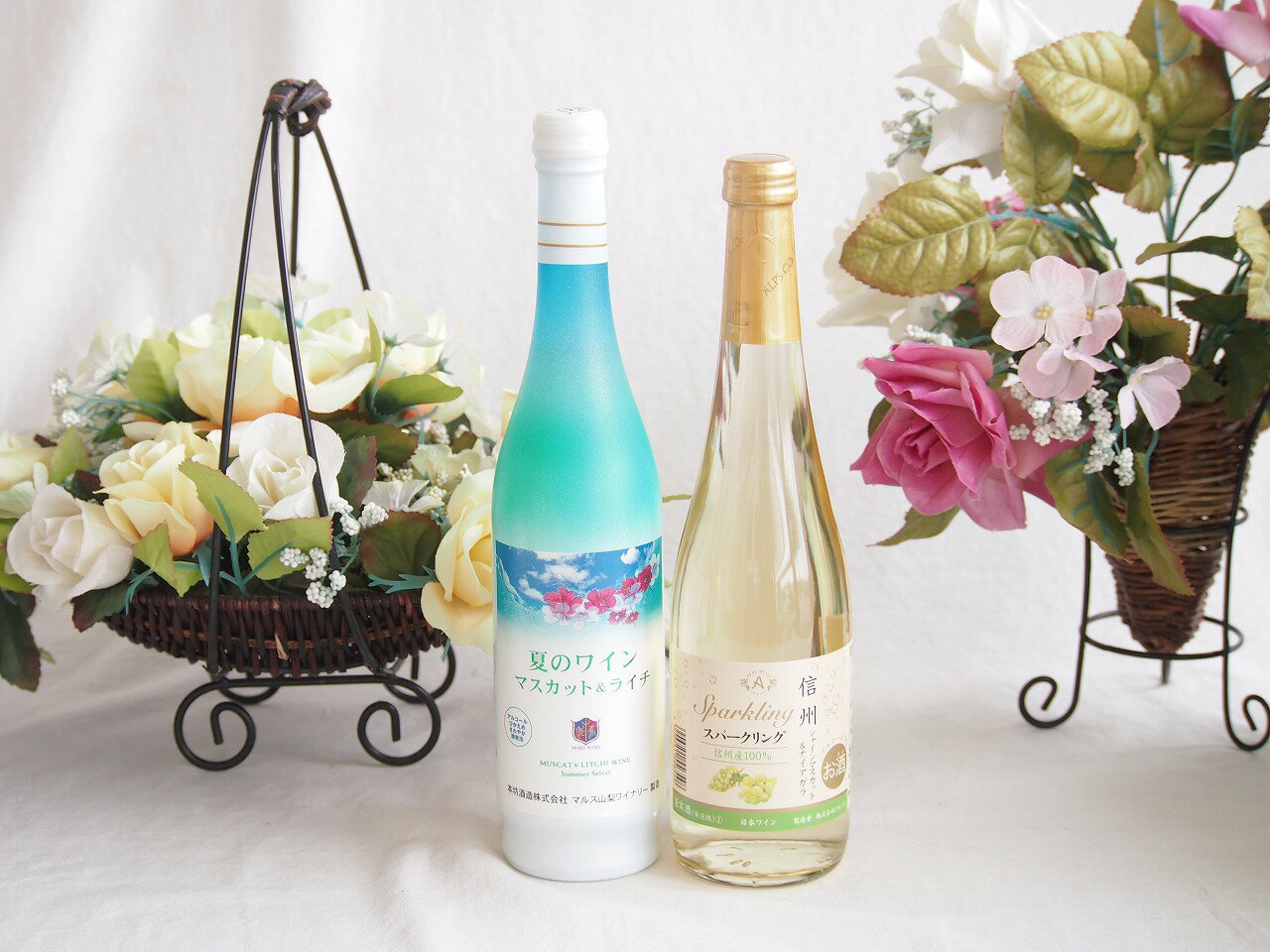 本坊酒造の「マルス山梨ワイナリー」が手がける、夏季限定のとても爽やかな**微発泡白ワイン**です。 夏の青空やエメラルドグリーンの海をイメージしたスタイリッシュなボトルに入っており、見た目からも涼しさを感じられる人気の一本です。具体的な特徴をいくつかご紹介しますね。 ### 1. マスカット×ライチのフルーティーな香りと味わい マスカットのフレッシュでジューシーな果実味に、ライチのエキゾチックで上品な香りが絶妙にマッチしています。味わいは「やや甘口」で、果実の自然な甘みと爽やかな酸味がバランスよく広がります。 ### 2. アルコール度数7%で飲みやすい 一般的なワイン（アルコール度数12?14%ほど）に比べて、7%と低めに抑えられています。お酒があまり強くない方や、普段ワインを飲み慣れていない方でも、ジュース感覚でスイスイ飲めると評判です。 ### 3. 心地よい微発泡 優しくシュワシュワと弾ける炭酸（微発泡）が含まれているため、後味がもたつかずスッキリしています。冷蔵庫で「キリリと冷やす」ことで、夏にぴったりの圧倒的な清涼感を楽しめます。 ### 4. カジュアルに楽しめる500mlサイズ 通常のワインボトル（750ml）よりも少し小ぶりな500mlサイズなので、1?2人で気軽に飲みきれるのもうれしいポイントです。 --- よく冷やして食前酒にしたり、夏の夜のリラックスタイムにデザート感覚で飲むのがおすすめのワインです。夏のワインマスカット＆ライチと国産ワインセット(信州シャインマスカット＆ナイアガラ スパークリングワインやや甘口(長野県)500mlマスカット＆ライチ7度(山梨県)500ml