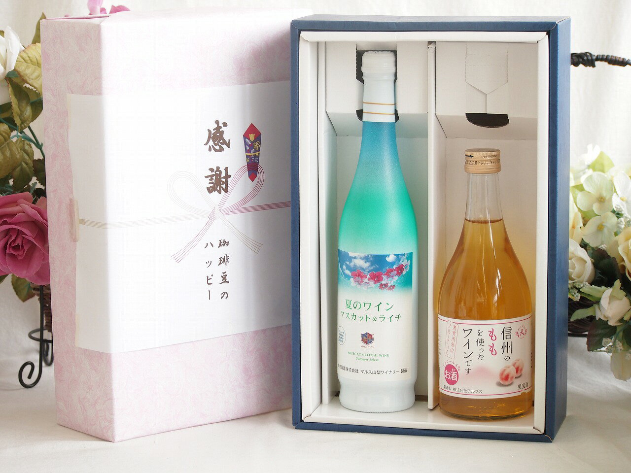 本坊酒造の「マルス山梨ワイナリー」が手がける、夏季限定のとても爽やかな**微発泡白ワイン**です。 夏の青空やエメラルドグリーンの海をイメージしたスタイリッシュなボトルに入っており、見た目からも涼しさを感じられる人気の一本です。具体的な特徴をいくつかご紹介しますね。 ### 1. マスカット×ライチのフルーティーな香りと味わい マスカットのフレッシュでジューシーな果実味に、ライチのエキゾチックで上品な香りが絶妙にマッチしています。味わいは「やや甘口」で、果実の自然な甘みと爽やかな酸味がバランスよく広がります。 ### 2. アルコール度数7%で飲みやすい 一般的なワイン（アルコール度数12?14%ほど）に比べて、7%と低めに抑えられています。お酒があまり強くない方や、普段ワインを飲み慣れていない方でも、ジュース感覚でスイスイ飲めると評判です。 ### 3. 心地よい微発泡 優しくシュワシュワと弾ける炭酸（微発泡）が含まれているため、後味がもたつかずスッキリしています。冷蔵庫で「キリリと冷やす」ことで、夏にぴったりの圧倒的な清涼感を楽しめます。 ### 4. カジュアルに楽しめる500mlサイズ 通常のワインボトル（750ml）よりも少し小ぶりな500mlサイズなので、1?2人で気軽に飲みきれるのもうれしいポイントです。 --- よく冷やして食前酒にしたり、夏の夜のリラックスタイムにデザート感覚で飲むのがおすすめのワインです。 贈り物ギフトセット用として賜らせて頂きます。 熨斗賜ります。（熨斗表書き例：お中元、お歳暮、内祝いなど 　　 お名前例：贈り物本舗じざけや） ギフトカードメッセージ賜ります。夏のワインマスカット＆ライチと国産ワインセット(信州のももを使ったワインです甘口(長野県)500mlマスカット＆ライチ7度(山梨県)500ml