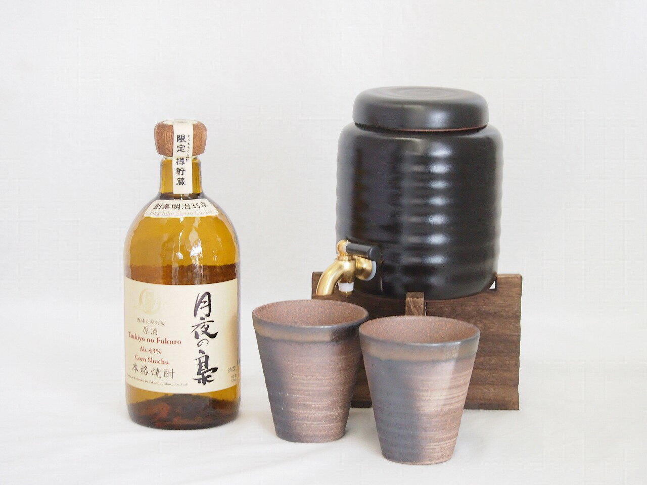 楽天贈り物本舗じざけや【最大2000円オフクーポン27日1:59迄】本格焼酎サーバー1000cc（18cm×24cm 1kg）三重県萬古焼き備前金彩ペアカップ（200ml×2個）とうもろこし樽貯蔵焼酎原酒月夜の梟43度（宮崎県） 720ml×1本