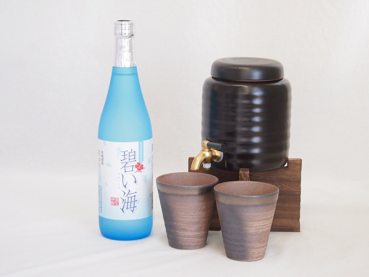 本格焼酎サーバー1000cc(18cm×24cm 1kg)三重県萬古焼き備前金彩ペアカップ(200ml×2個)弥生焼酎醸造 奄美黒糖焼酎 碧い海 (鹿児島県) ...