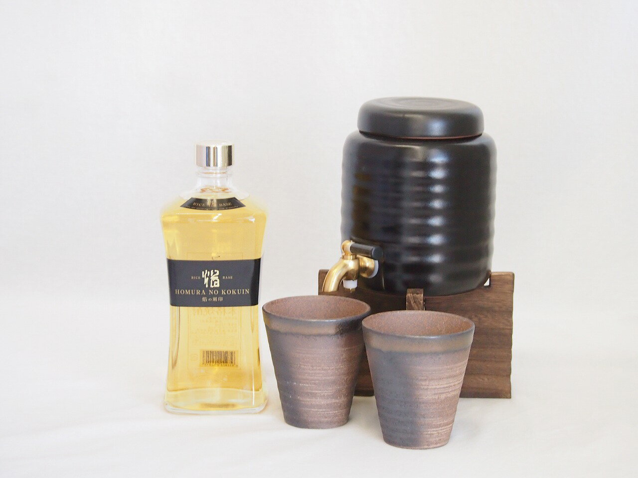 楽天贈り物本舗じざけや【最大2000円オフクーポン27日1:59迄】本格焼酎サーバー1000cc（18cm×24cm 1kg）三重県萬古焼き備前金彩ペアカップ（200ml×2個）繊月酒造 本格米焼酎 焔の刻印35° （熊本県） 720ml×1本