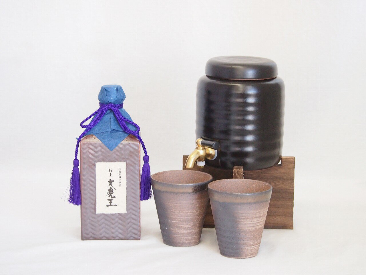 本格焼酎サーバー1000cc(18cm×24cm 1kg)三重県萬古焼き備前金彩ペアカップ(200ml×2個)濱田酒造 本格芋焼酎 長期貯蔵芋原酒特上大魔王 (...