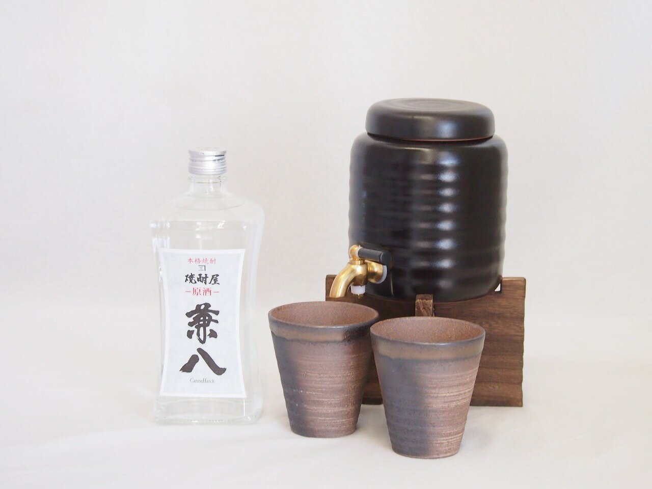 本格焼酎サーバー1000cc(18cm×24cm 1kg)三重県萬古焼き備前金彩ペアカップ(200ml×2個)四ツ谷酒造 本格麦焼酎 焼酎 屋原酒兼八42° (...