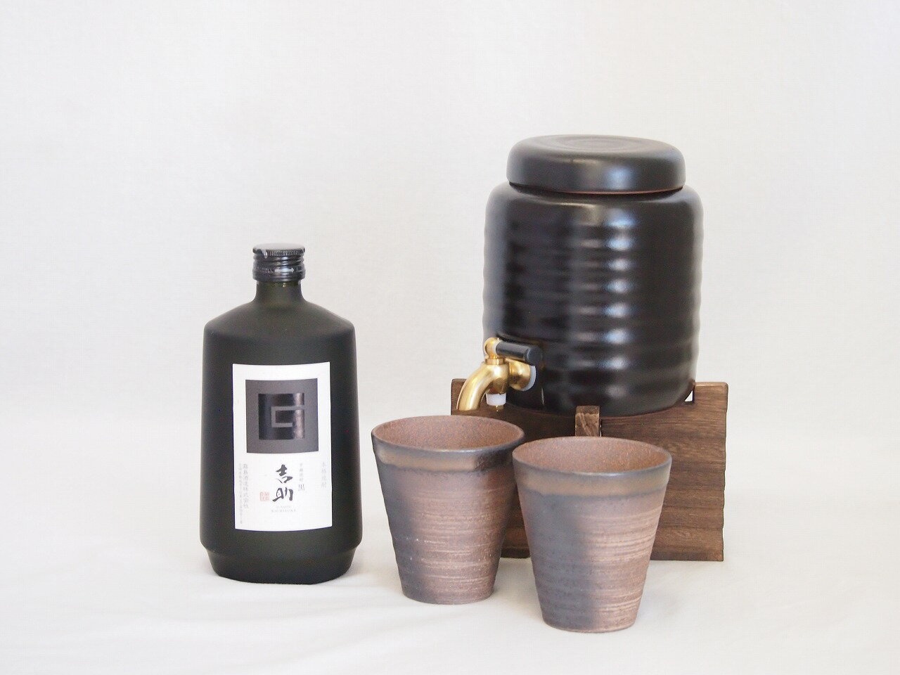 楽天贈り物本舗じざけや【最大2000円オフクーポン27日1:59迄】本格焼酎サーバー1000cc（18cm×24cm 1kg）三重県萬古焼き備前金彩ペアカップ（200ml×2個）霧島酒造 芋麹焼酎 黒吉助 （宮崎県） 720ml×1本
