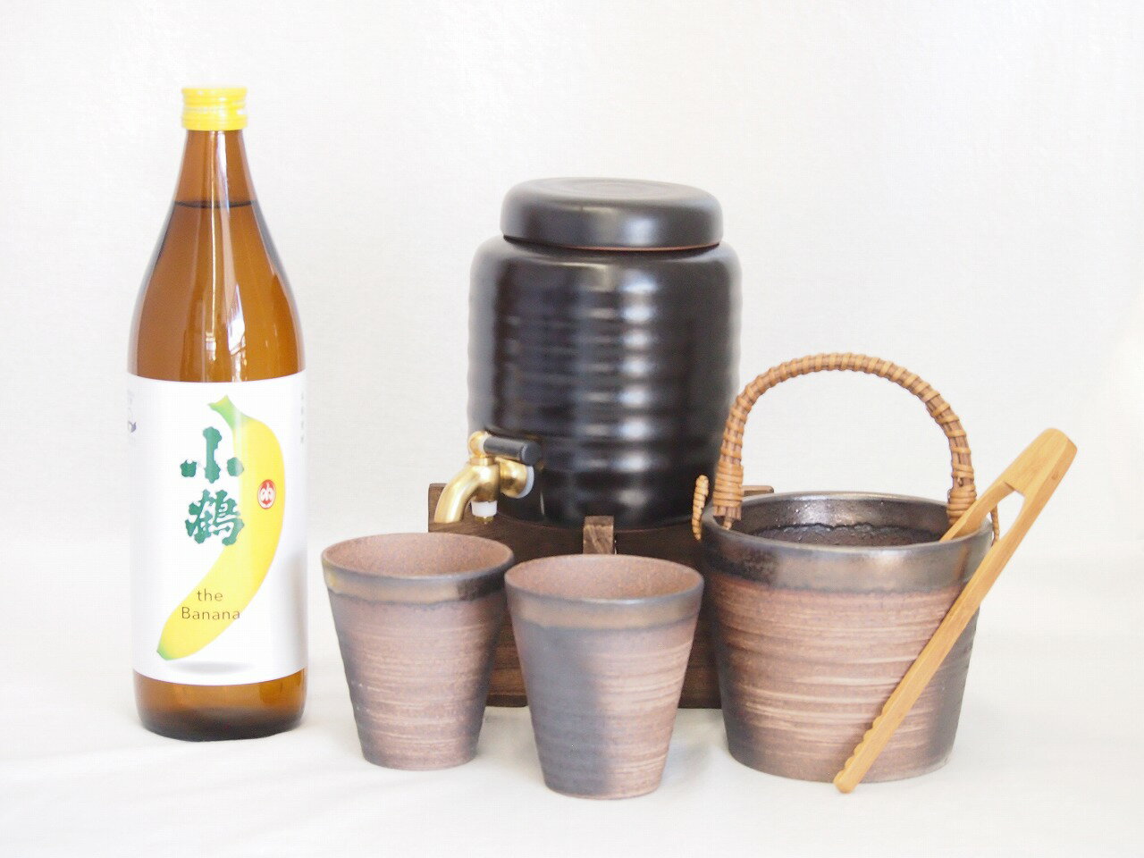 楽天贈り物本舗じざけや【最大2000円オフクーポン27日1:59迄】本格焼酎サーバー1000cc（18cm×24cm 1kg）萬古焼ペアカップ氷入れ竹トングセット小正醸造 果物の香り系芋焼酎小鶴ザ・バナナ 900ml×1本