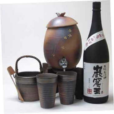 信楽焼・明山窯　焼酎サーバー　火色金小紋　2200cc(専用木台付き)+萬古焼き備前金彩氷4点セット+【限定品】洞窟かめ貯蔵　本格米焼酎 巌窟王（がんくつおう）1800ml