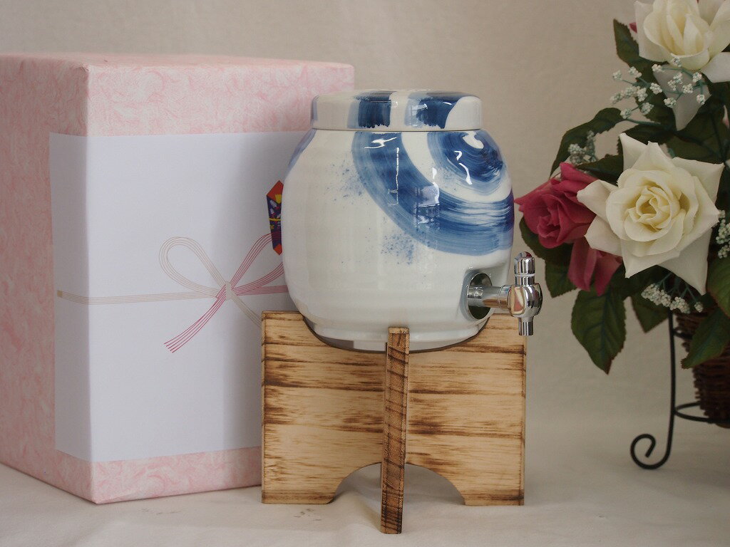 【最大2000円オフクーポン10日1:59迄】贈り物セット 国産有田焼 手猫刷毛渦焼酎サーバー1500cc木代付セ..