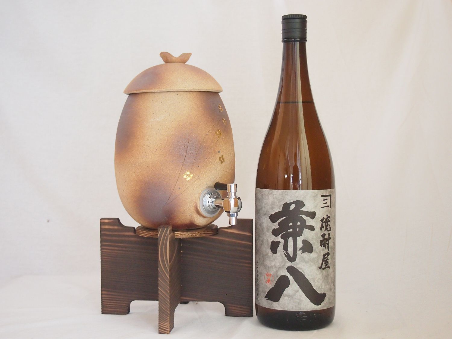 信楽焼・明山窯 焼酎サーバー 火色金小紋 2200cc(滋賀県)麦焼酎 四ツ谷酒造 兼八 1800ml(大分)