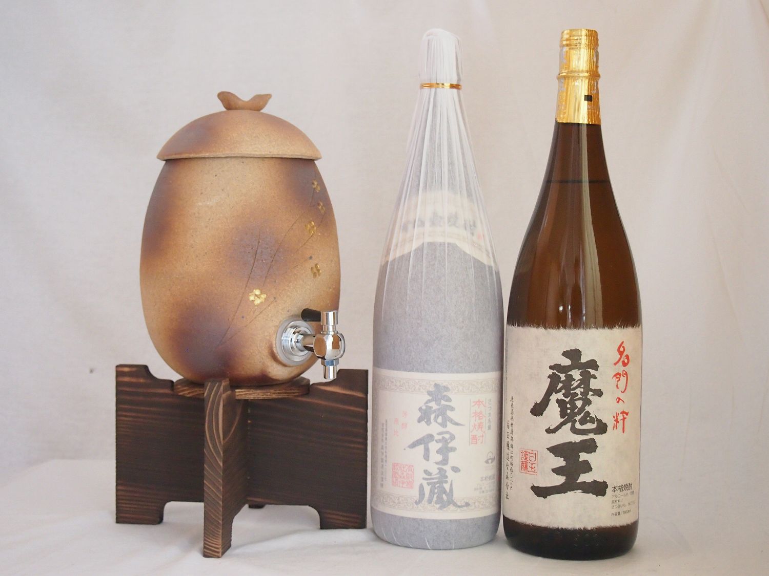 信楽焼・明山窯　焼酎サーバー　火色金小紋　2200cc(滋賀県)芋焼酎2本セット 森伊蔵1800ml 白玉醸造 魔王 1800ml(鹿児島)