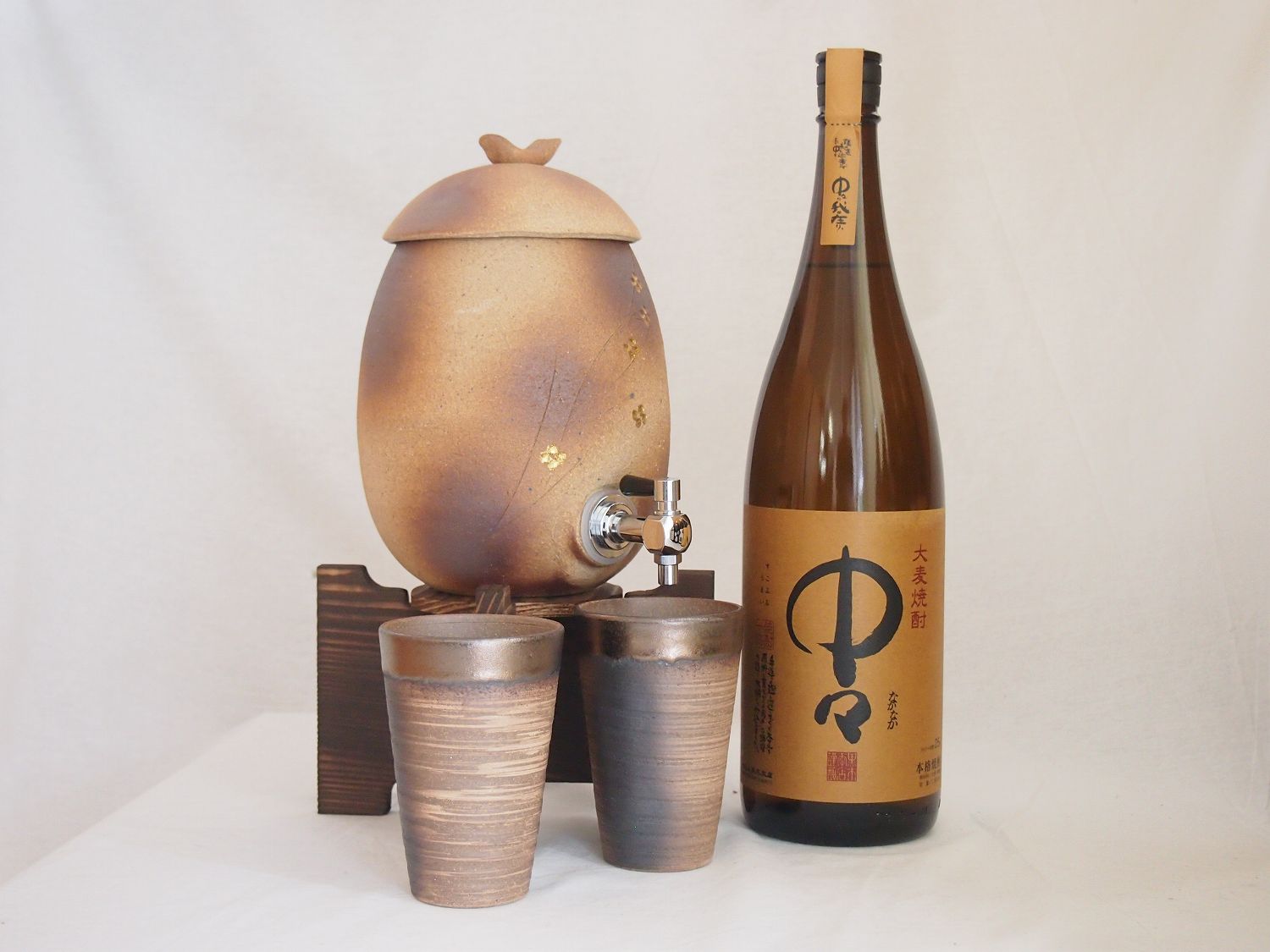 信楽焼・明山窯　焼酎サーバー　火色金小紋　2200cc(滋賀県)+萬古焼・備前金彩焼酎ペアカップ(三重県)+麦焼酎 黒木本店 中々 1800ml(宮崎)