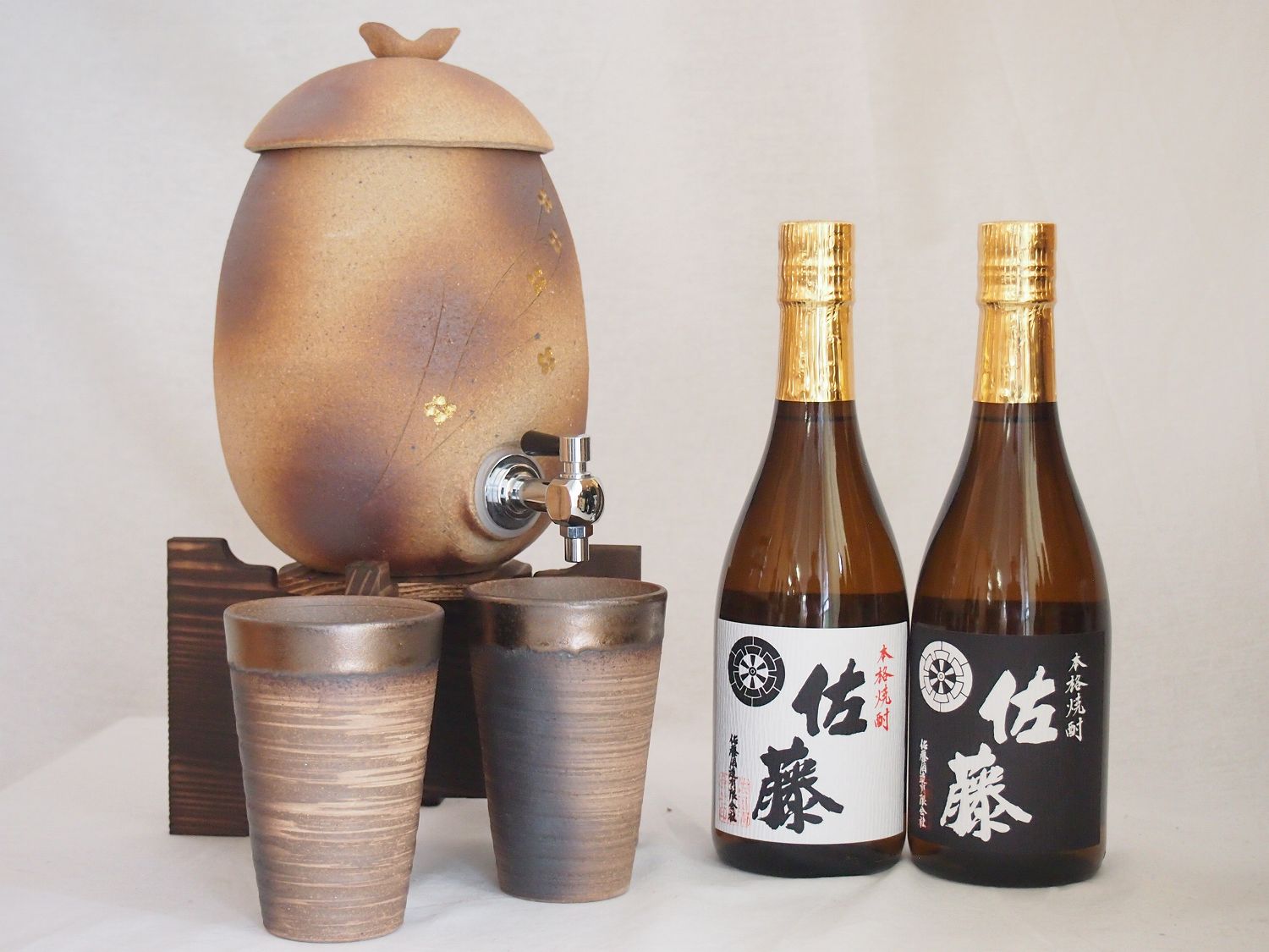 信楽焼・明山窯 焼酎サーバー 火色金小紋 2200cc(滋賀県)+萬古焼・備前金彩焼酎ペアカップ(三重県)+芋焼酎 佐藤黒 佐藤白 720ml