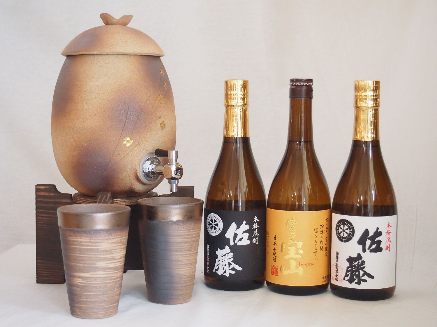 信楽焼・明山窯 焼酎サーバー 火色金小紋 2200cc(滋賀県)+萬古焼・備前金彩焼酎ペアカップ(三重県)+芋焼酎 佐藤黒 富乃宝山 佐藤白 720ml