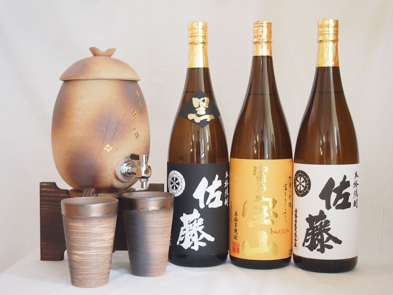 信楽焼・明山窯 焼酎サーバー 火色金小紋 2200cc(滋賀県)+萬古焼・備前金彩焼酎ペアカップ(三重県)+芋焼酎 佐藤黒 富乃宝山 佐藤白 1800ml