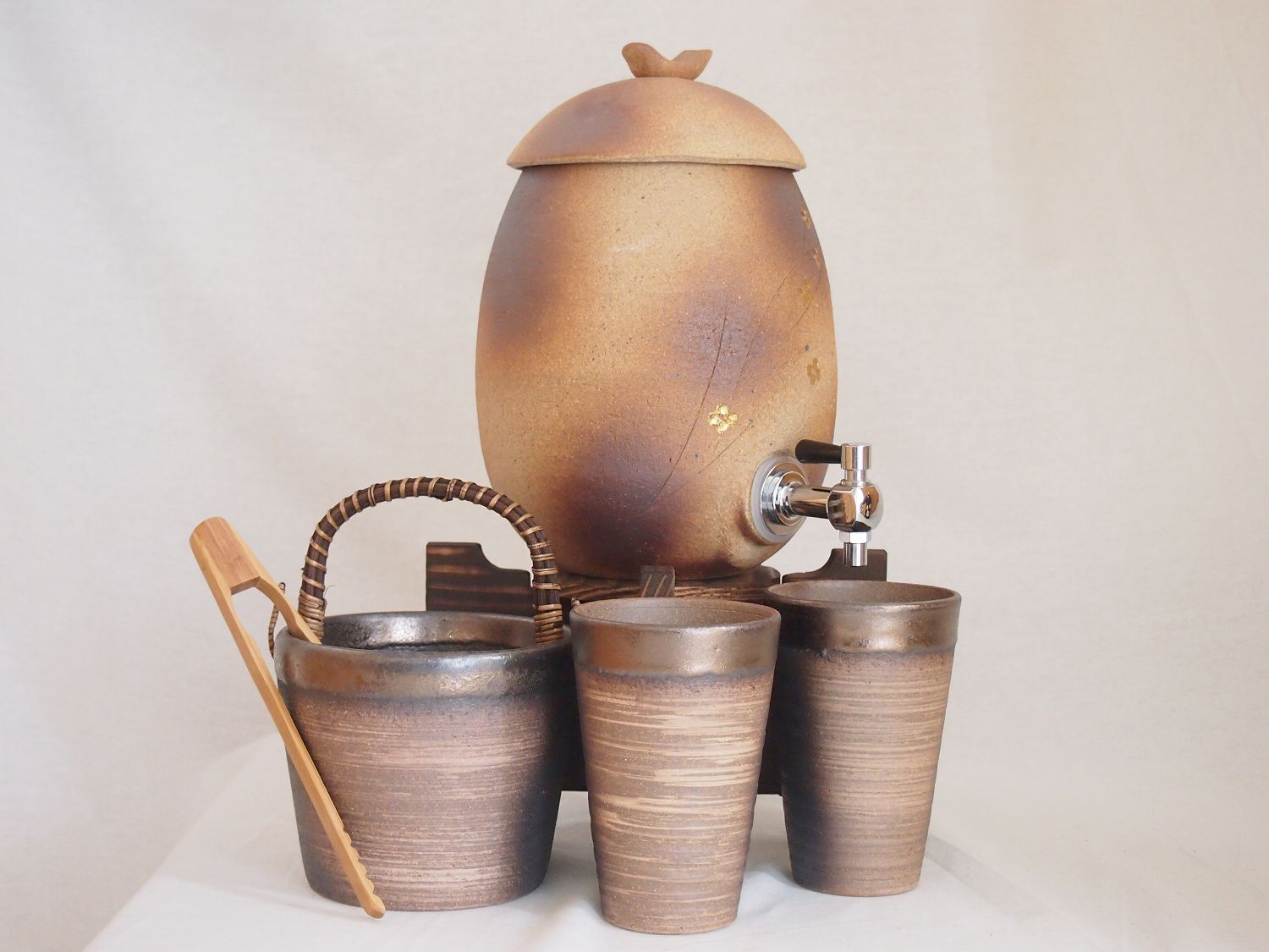 信楽焼・明山窯 焼酎サーバー 火色金小紋 2200cc(滋賀県)+萬古焼・備前金彩焼酎ペアカップ 氷入れ(三重県)