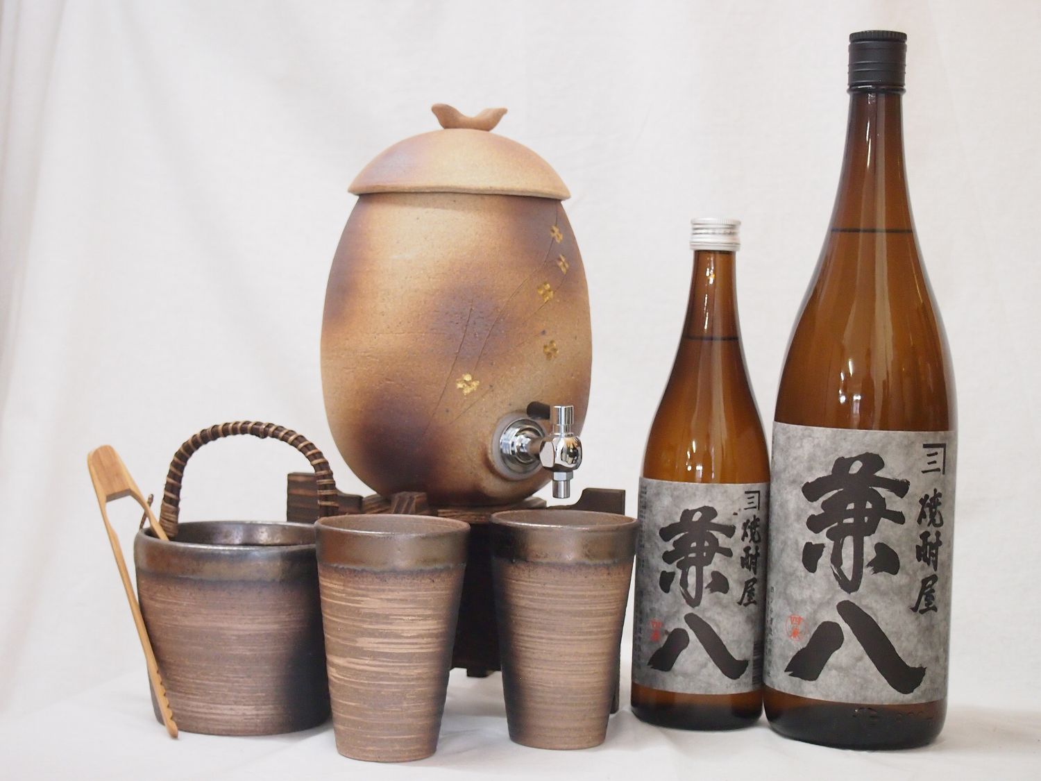 信楽焼・明山窯 焼酎サーバー 火色金小紋 2200cc(滋賀県)+萬古焼・備前金彩焼酎ペアカップ 氷入れ(三重県)+芋焼酎 四ツ谷酒造 兼八 720ml 180...