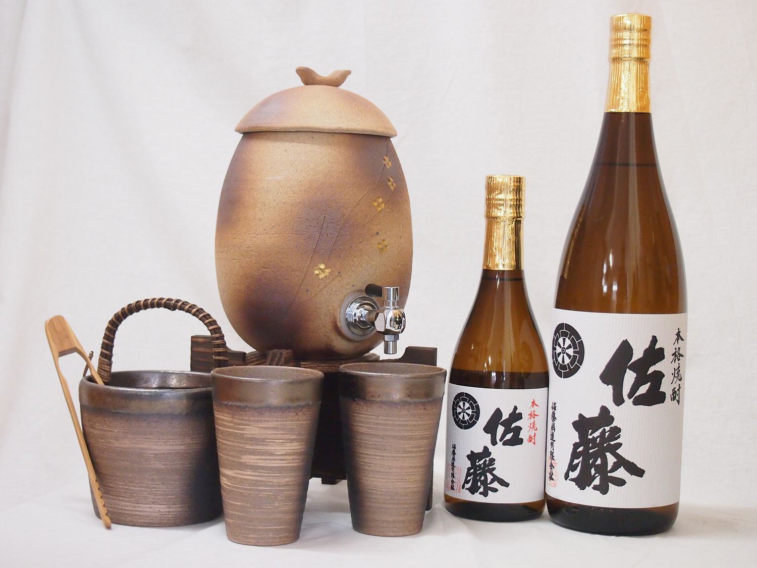 信楽焼・明山窯 焼酎サーバー 火色金小紋 2200cc(滋賀県)+萬古焼・備前金彩焼酎ペアカップ 氷入れ(三重県)+芋焼酎 佐藤 白 720ml 1800ml(...