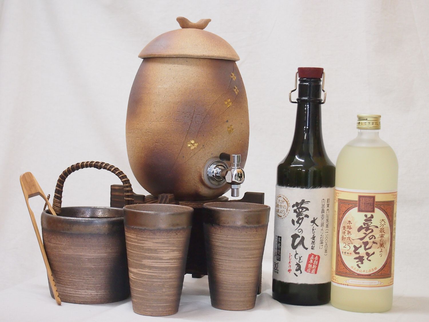 信楽焼・明山窯 焼酎サーバー 火色金小紋 2200cc(滋賀県)+萬古焼・備前金彩焼酎ペアカップ 氷入れ(三重県)+麦焼酎 井上酒造 5年長期熟成夢のひととき ...