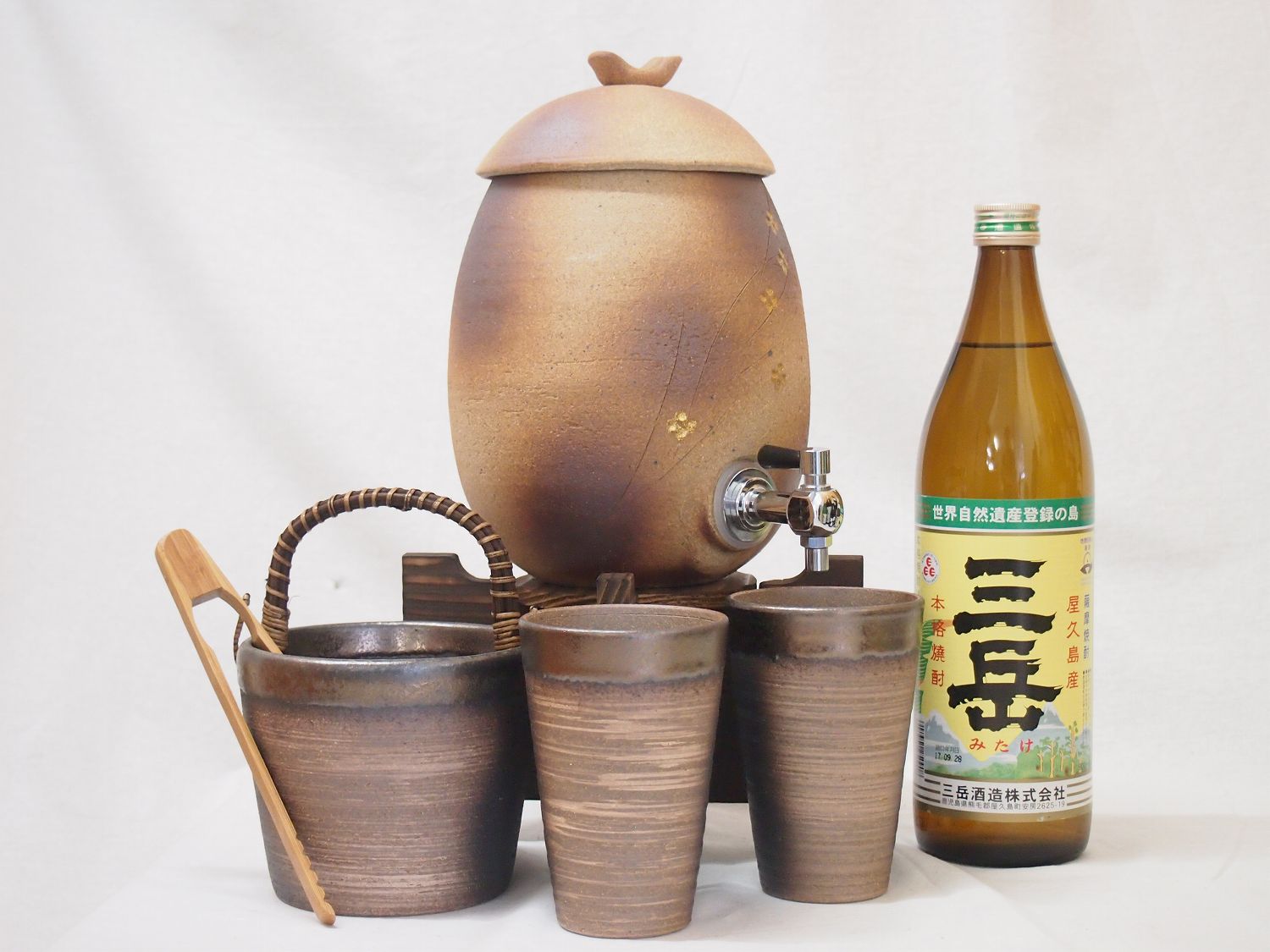 信楽焼・明山窯 焼酎サーバー 火色金小紋 2200cc(滋賀県)+萬古焼・備前金彩焼酎ペアカップ 氷入れ(三重県)+芋焼酎 三岳 900ml (鹿児島県)