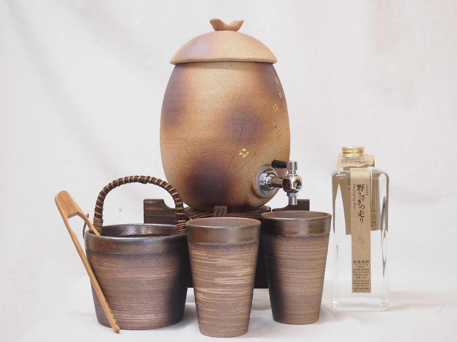 信楽焼・明山窯 焼酎サーバー 火色金小紋 2200cc(滋賀県)+萬古焼・備前金彩焼酎ペアカップ 氷入れ(三重県)+米焼酎 黒木本店 野うさぎの走り 600ml...