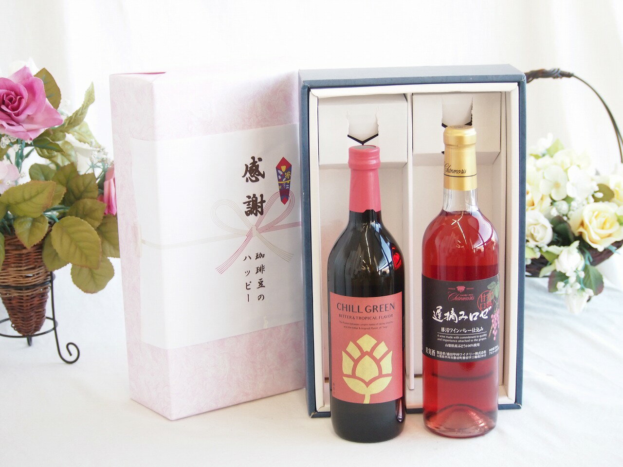 濱田酒造（鹿児島県）が造る「CHILL GREEN（チルグリーン）ビター＆トロピカル」は、これまでの麦焼酎のイメージを覆す、非常に華やかで爽やかな「ボタニカル系麦焼酎」です。 一言でいうと、「まるでジンのような香りと、白ワインのような清涼感を楽しめる焼酎」です。 この焼酎の香りの核となっているのは、台湾の希少なスパイス「マーガオ（馬告）」です。 香り: レモングラスのような鮮烈なシトラス感と、山椒のようなピリッとしたスパイシーさがあります。 味わい: 麦焼酎のすっきりした旨みに、このマーガオの「ビター」さと「トロピカル」な風味が加わり、非常にエキゾチックな味わいになっています。「香る」麦焼酎としてのこだわり ベースとなる麦焼酎には、独自の製法で香りを引き出した原酒を使用しています。 ボタニカル（マーガオ）を原酒に漬け込んで再蒸留することで、香料ではなく素材本来のナチュラルな香りを定着させています。 従来の麦焼酎にある「香ばしさ」よりも、「フルーティーさ」や「清涼感」が際立っています。 おすすめの飲み方 このお酒は、香りを広げる飲み方が最も適しています。 炭酸割り（CHILL HIGHBALL）: 【一番おすすめ】 炭酸で割ることでマーガオの柑橘香が弾け、食事中にもぴったりの爽快なハイボールになります。 トニック割（焼酎トニック）: さらにフルーティーさを強調したい時に。ライムを絞ると、より一層トロピカルな印象になります。 お湯割り:意外かもしれませんが、お湯で割ると香りがより柔らかく立ち上がり、リラックスタイムに最適です。 スタイリッシュなボトルデザインも相まって、これまでの「おじさんっぽい焼酎」というイメージとは真逆の、現代的なライフスタイルに馴染むお酒といえます。 贈り物ギフトセット用として賜らせて頂きます。熨斗賜ります。（熨斗表書き例：お中元、お歳暮、内祝いなど 　　　お名前例：贈り物本舗じざけや）ギフトカードメッセージ賜ります。感謝の贈り物ボックス マーガオの柑橘香麦焼酎と国産ワインセット(遅摘みロゼ 完熟甘口ワイン 甘口(山梨県)720ml濱田酒造 麦焼酎 チルグリーン ビター＆トロピカル(長崎県) 750ml