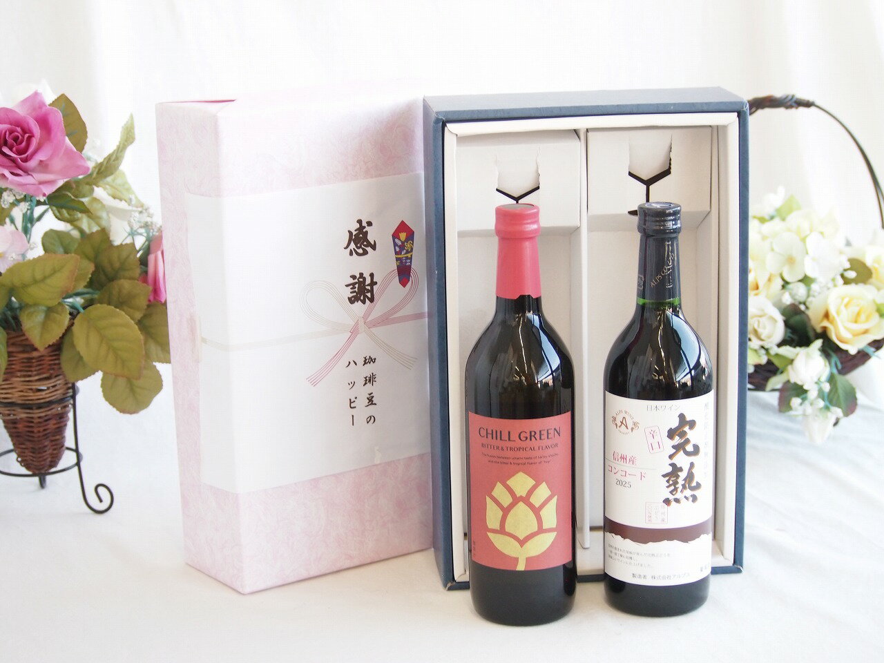 濱田酒造（鹿児島県）が造る「CHILL GREEN（チルグリーン）ビター＆トロピカル」は、これまでの麦焼酎のイメージを覆す、非常に華やかで爽やかな「ボタニカル系麦焼酎」です。 一言でいうと、「まるでジンのような香りと、白ワインのような清涼感を楽しめる焼酎」です。 この焼酎の香りの核となっているのは、台湾の希少なスパイス「マーガオ（馬告）」です。 香り: レモングラスのような鮮烈なシトラス感と、山椒のようなピリッとしたスパイシーさがあります。 味わい: 麦焼酎のすっきりした旨みに、このマーガオの「ビター」さと「トロピカル」な風味が加わり、非常にエキゾチックな味わいになっています。「香る」麦焼酎としてのこだわり ベースとなる麦焼酎には、独自の製法で香りを引き出した原酒を使用しています。 ボタニカル（マーガオ）を原酒に漬け込んで再蒸留することで、香料ではなく素材本来のナチュラルな香りを定着させています。 従来の麦焼酎にある「香ばしさ」よりも、「フルーティーさ」や「清涼感」が際立っています。 おすすめの飲み方 このお酒は、香りを広げる飲み方が最も適しています。 炭酸割り（CHILL HIGHBALL）: 【一番おすすめ】 炭酸で割ることでマーガオの柑橘香が弾け、食事中にもぴったりの爽快なハイボールになります。 トニック割（焼酎トニック）: さらにフルーティーさを強調したい時に。ライムを絞ると、より一層トロピカルな印象になります。 お湯割り:意外かもしれませんが、お湯で割ると香りがより柔らかく立ち上がり、リラックスタイムに最適です。 スタイリッシュなボトルデザインも相まって、これまでの「おじさんっぽい焼酎」というイメージとは真逆の、現代的なライフスタイルに馴染むお酒といえます。 贈り物ギフトセット用として賜らせて頂きます。熨斗賜ります。（熨斗表書き例：お中元、お歳暮、内祝いなど 　　　お名前例：贈り物本舗じざけや）ギフトカードメッセージ賜ります。感謝の贈り物ボックス マーガオの柑橘香麦焼酎と国産ワインセット(北海道の詩 プレミアムキャンベルロゼワイン 甘口(北海道)720ml濱田酒造 麦焼酎 チルグリーン ビター＆トロピカル(長崎県) 750ml