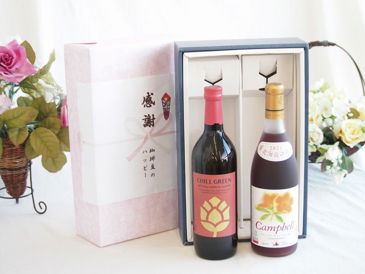 濱田酒造（鹿児島県）が造る「CHILL GREEN（チルグリーン）ビター＆トロピカル」は、これまでの麦焼酎のイメージを覆す、非常に華やかで爽やかな「ボタニカル系麦焼酎」です。 一言でいうと、「まるでジンのような香りと、白ワインのような清涼感を楽しめる焼酎」です。 この焼酎の香りの核となっているのは、台湾の希少なスパイス「マーガオ（馬告）」です。 香り: レモングラスのような鮮烈なシトラス感と、山椒のようなピリッとしたスパイシーさがあります。 味わい: 麦焼酎のすっきりした旨みに、このマーガオの「ビター」さと「トロピカル」な風味が加わり、非常にエキゾチックな味わいになっています。「香る」麦焼酎としてのこだわり ベースとなる麦焼酎には、独自の製法で香りを引き出した原酒を使用しています。 ボタニカル（マーガオ）を原酒に漬け込んで再蒸留することで、香料ではなく素材本来のナチュラルな香りを定着させています。 従来の麦焼酎にある「香ばしさ」よりも、「フルーティーさ」や「清涼感」が際立っています。 おすすめの飲み方 このお酒は、香りを広げる飲み方が最も適しています。 炭酸割り（CHILL HIGHBALL）: 【一番おすすめ】 炭酸で割ることでマーガオの柑橘香が弾け、食事中にもぴったりの爽快なハイボールになります。 トニック割（焼酎トニック）: さらにフルーティーさを強調したい時に。ライムを絞ると、より一層トロピカルな印象になります。 お湯割り:意外かもしれませんが、お湯で割ると香りがより柔らかく立ち上がり、リラックスタイムに最適です。 スタイリッシュなボトルデザインも相まって、これまでの「おじさんっぽい焼酎」というイメージとは真逆の、現代的なライフスタイルに馴染むお酒といえます。 贈り物ギフトセット用として賜らせて頂きます。熨斗賜ります。（熨斗表書き例：お中元、お歳暮、内祝いなど 　　　お名前例：贈り物本舗じざけや）ギフトカードメッセージ賜ります。感謝の贈り物ボックス マーガオの柑橘香麦焼酎と国産ワインセット(北海道の詩 プレミアムキャンベル赤ワイン 甘口(北海道)720ml濱田酒造 麦焼酎 チルグリーン ビター＆トロピカル(長崎県) 750ml