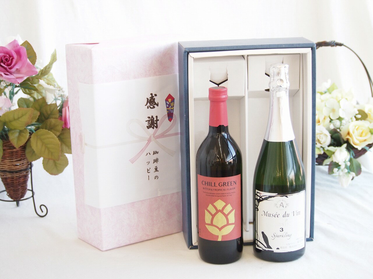 濱田酒造（鹿児島県）が造る「CHILL GREEN（チルグリーン）ビター＆トロピカル」は、これまでの麦焼酎のイメージを覆す、非常に華やかで爽やかな「ボタニカル系麦焼酎」です。 一言でいうと、「まるでジンのような香りと、白ワインのような清涼感を楽しめる焼酎」です。 この焼酎の香りの核となっているのは、台湾の希少なスパイス「マーガオ（馬告）」です。 香り: レモングラスのような鮮烈なシトラス感と、山椒のようなピリッとしたスパイシーさがあります。 味わい: 麦焼酎のすっきりした旨みに、このマーガオの「ビター」さと「トロピカル」な風味が加わり、非常にエキゾチックな味わいになっています。「香る」麦焼酎としてのこだわり ベースとなる麦焼酎には、独自の製法で香りを引き出した原酒を使用しています。 ボタニカル（マーガオ）を原酒に漬け込んで再蒸留することで、香料ではなく素材本来のナチュラルな香りを定着させています。 従来の麦焼酎にある「香ばしさ」よりも、「フルーティーさ」や「清涼感」が際立っています。 おすすめの飲み方 このお酒は、香りを広げる飲み方が最も適しています。 炭酸割り（CHILL HIGHBALL）: 【一番おすすめ】 炭酸で割ることでマーガオの柑橘香が弾け、食事中にもぴったりの爽快なハイボールになります。 トニック割（焼酎トニック）: さらにフルーティーさを強調したい時に。ライムを絞ると、より一層トロピカルな印象になります。 お湯割り:意外かもしれませんが、お湯で割ると香りがより柔らかく立ち上がり、リラックスタイムに最適です。 スタイリッシュなボトルデザインも相まって、これまでの「おじさんっぽい焼酎」というイメージとは真逆の、現代的なライフスタイルに馴染むお酒といえます。 贈り物ギフトセット用として賜らせて頂きます。熨斗賜ります。（熨斗表書き例：お中元、お歳暮、内祝いなど 　　　お名前例：贈り物本舗じざけや）ギフトカードメッセージ賜ります。感謝の贈り物ボックス マーガオの柑橘香麦焼酎と国産ワインセット(MdV オアシス3 白スパークリングワイン辛口(長野県)750ml濱田酒造 麦焼酎 チルグリーン ビター＆トロピカル(長崎県) 750ml