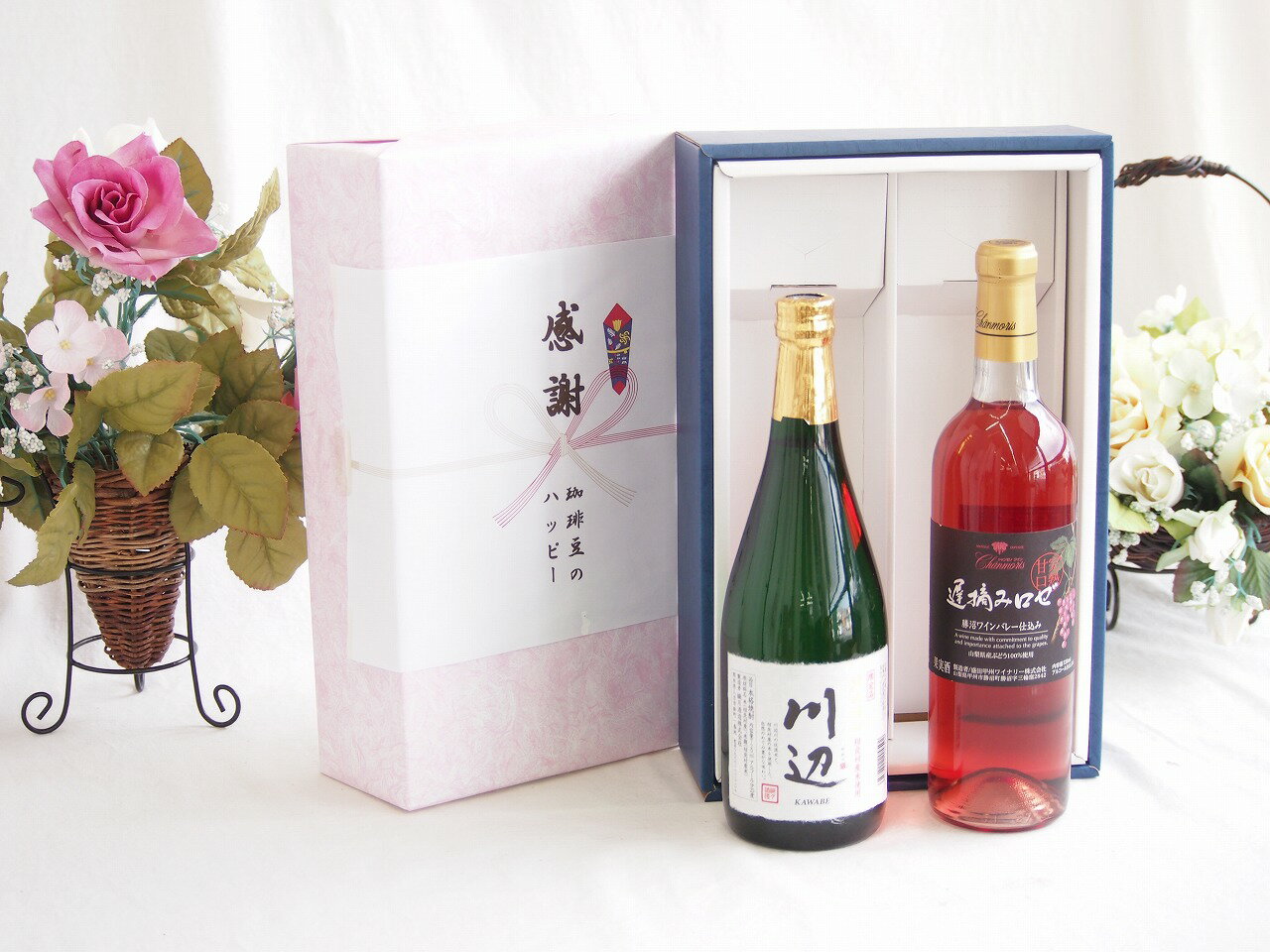 「川辺（かわべ）」は、熊本県の人吉・球磨地方で作られる「球磨焼酎（くまじょうちゅう）」の代表的な銘柄の一つです。 一言でいうと、「日本一清らかな水が生んだ、最高にフルーティーで透明感のある米焼酎」です。 最大の特徴は「水」の美しさ この焼酎の名前の由来でもある川辺川は、環境省の統計で何度も「水質日本一」に選ばれている清流です。「川辺」はその伏流水を仕込み水に使用しており、驚くほど雑味がなく、澄み切った味わいに仕上がっています。 香りと味わい 米焼酎に対して「お酒臭そう」というイメージをお持ちかもしれませんが、川辺は全く異なります。 香り:吟醸酒（日本酒）のような、華やかでフルーティーな香りが立ち上がります。 味わい:口当たりは非常に滑らかで、お米本来の柔らかな甘みが広がります。後味はスッと消えていくようなキレの良さがあります。 その品質は国内だけでなく海外でも高く評価されており、アメリカのロサンゼルス国際スピリッツ・コンペティションで金賞（最高賞）**を受賞した実績もあります。 おすすめの飲み方と相性の良い料理 飲み方 ロック徐々に氷が溶けていく中での香りの変化を楽しめます。 水割り5:5や6:4で割ると、よりお米の甘みが引き立ち、食事に合わせやすくなります。 ソーダ割り香りが弾け、シャンパンのような爽快感が出るため、初心者にも人気です。 相性の良い料理 繊細な味わいなので、お刺身（白身魚）、塩で食べる天ぷら、だし巻き卵などの和食と抜群に合います。 もし「本格的な米焼酎を飲んでみたいけれど、どれが良いか分からない」という方がいれば、まず最初におすすめしたい一本です。 贈り物ギフトセット用として賜らせて頂きます。 熨斗賜ります。（熨斗表書き例：お中元、お歳暮、内祝いなど 　　　お名前例：贈り物本舗じざけや） ギフトカードメッセージ賜ります。感謝の贈り物ボックス フルーティーな香り球磨焼酎と国産ワインセット(遅摘みロゼ 完熟甘口ワイン 甘口(山梨県)720ml純米焼酎川辺(熊本県)720ml