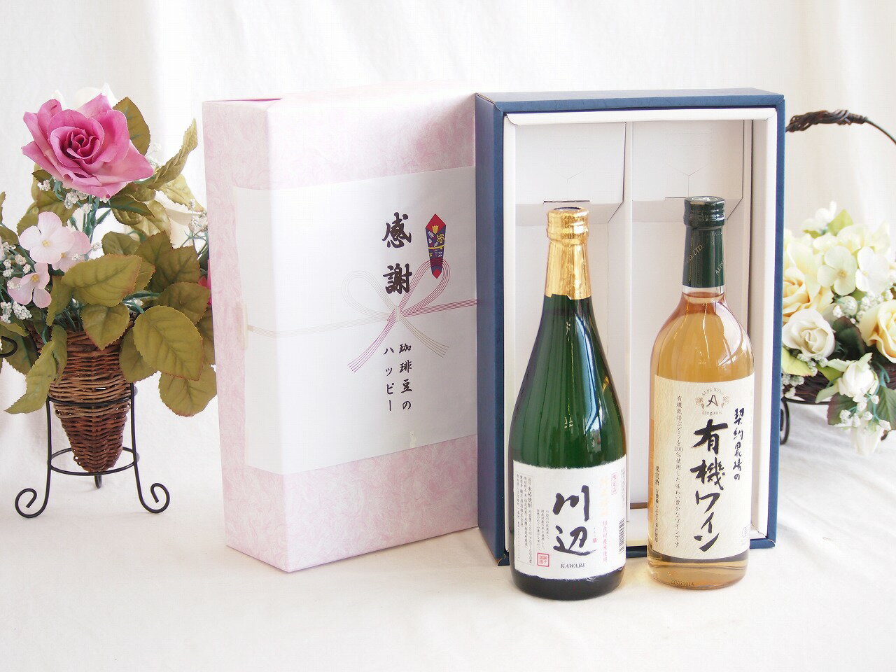「川辺（かわべ）」は、熊本県の人吉・球磨地方で作られる「球磨焼酎（くまじょうちゅう）」の代表的な銘柄の一つです。 一言でいうと、「日本一清らかな水が生んだ、最高にフルーティーで透明感のある米焼酎」です。 最大の特徴は「水」の美しさ この焼酎の名前の由来でもある川辺川は、環境省の統計で何度も「水質日本一」に選ばれている清流です。「川辺」はその伏流水を仕込み水に使用しており、驚くほど雑味がなく、澄み切った味わいに仕上がっています。 香りと味わい 米焼酎に対して「お酒臭そう」というイメージをお持ちかもしれませんが、川辺は全く異なります。 香り:吟醸酒（日本酒）のような、華やかでフルーティーな香りが立ち上がります。 味わい:口当たりは非常に滑らかで、お米本来の柔らかな甘みが広がります。後味はスッと消えていくようなキレの良さがあります。 その品質は国内だけでなく海外でも高く評価されており、アメリカのロサンゼルス国際スピリッツ・コンペティションで金賞（最高賞）**を受賞した実績もあります。 おすすめの飲み方と相性の良い料理 飲み方 ロック徐々に氷が溶けていく中での香りの変化を楽しめます。 水割り5:5や6:4で割ると、よりお米の甘みが引き立ち、食事に合わせやすくなります。 ソーダ割り香りが弾け、シャンパンのような爽快感が出るため、初心者にも人気です。 相性の良い料理 繊細な味わいなので、お刺身（白身魚）、塩で食べる天ぷら、だし巻き卵などの和食と抜群に合います。 もし「本格的な米焼酎を飲んでみたいけれど、どれが良いか分からない」という方がいれば、まず最初におすすめしたい一本です。 贈り物ギフトセット用として賜らせて頂きます。 熨斗賜ります。（熨斗表書き例：お中元、お歳暮、内祝いなど 　　　お名前例：贈り物本舗じざけや） ギフトカードメッセージ賜ります。感謝の贈り物ボックス フルーティーな香り球磨焼酎と国産ワインセット(おたる醸造 赤ワイン 甘口(北海道)720ml純米焼酎川辺(熊本県)720ml